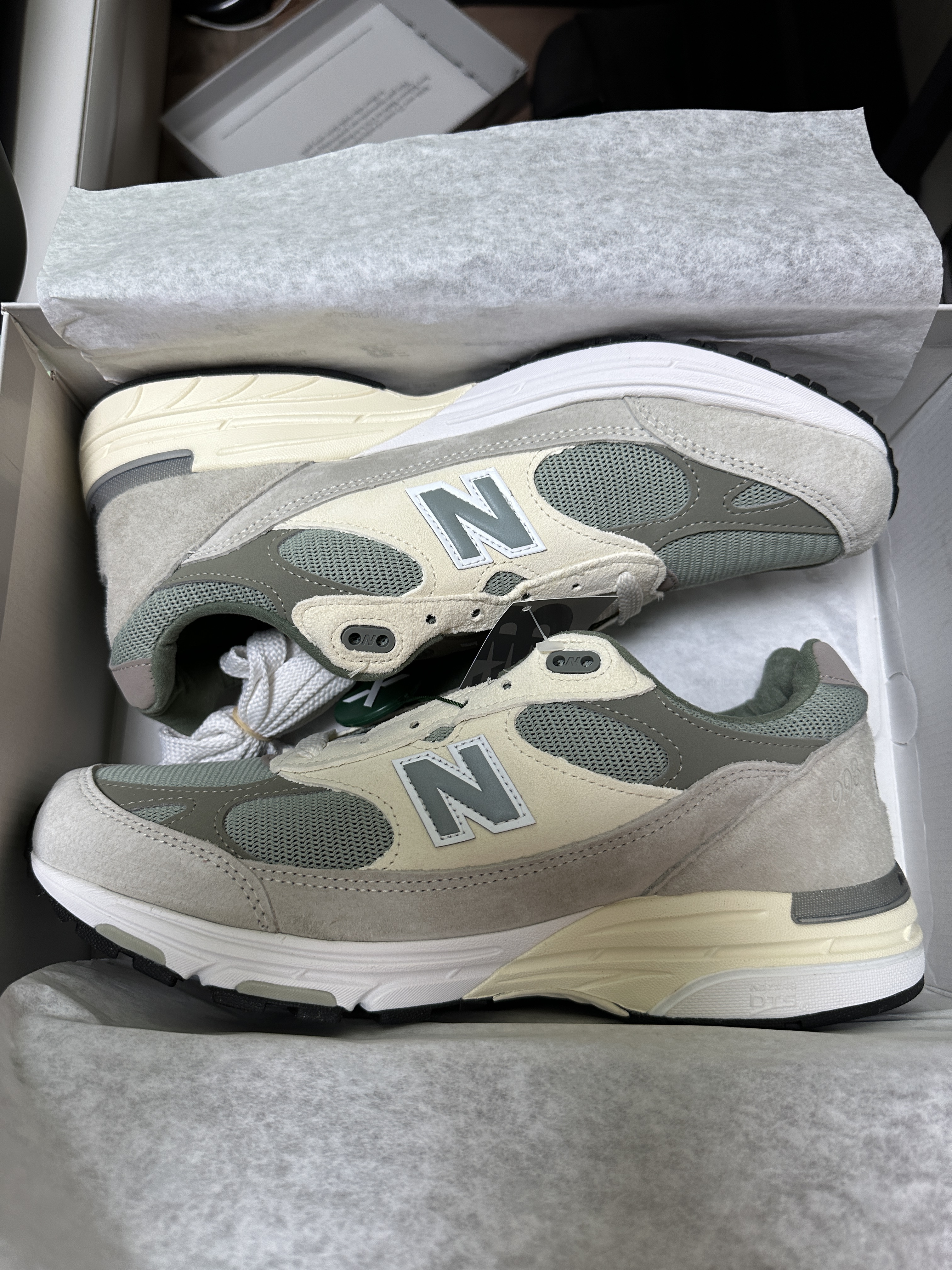 New Balance x Kith 993 Made in USA Peyote 착용 스타일 - 5