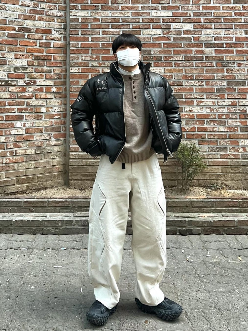 AOP Large Fit Curve Pants Stone Sand 착용 스타일
