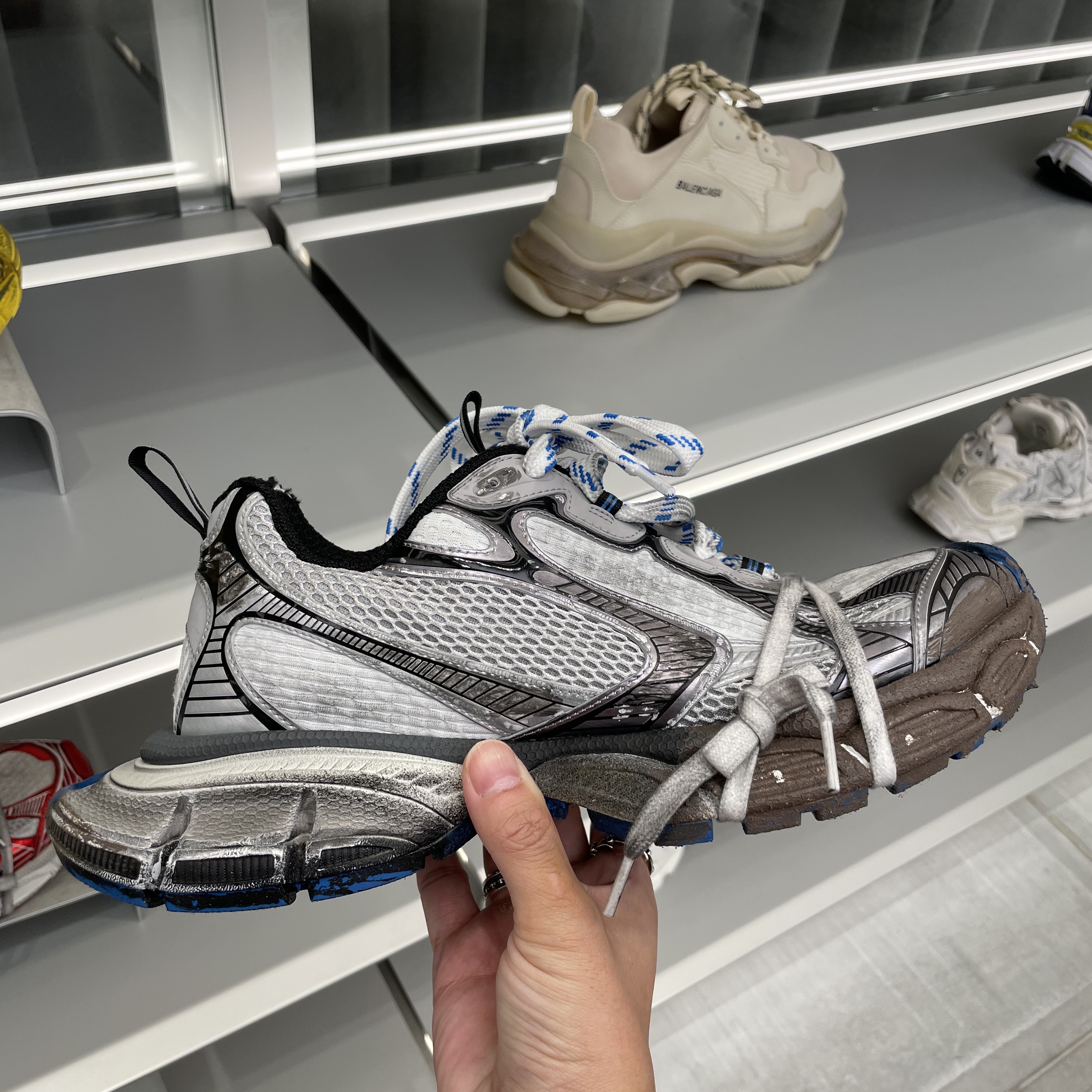 Balenciaga 3XL Sneakers Worn Out Grey White Blue 착용 스타일 - 2