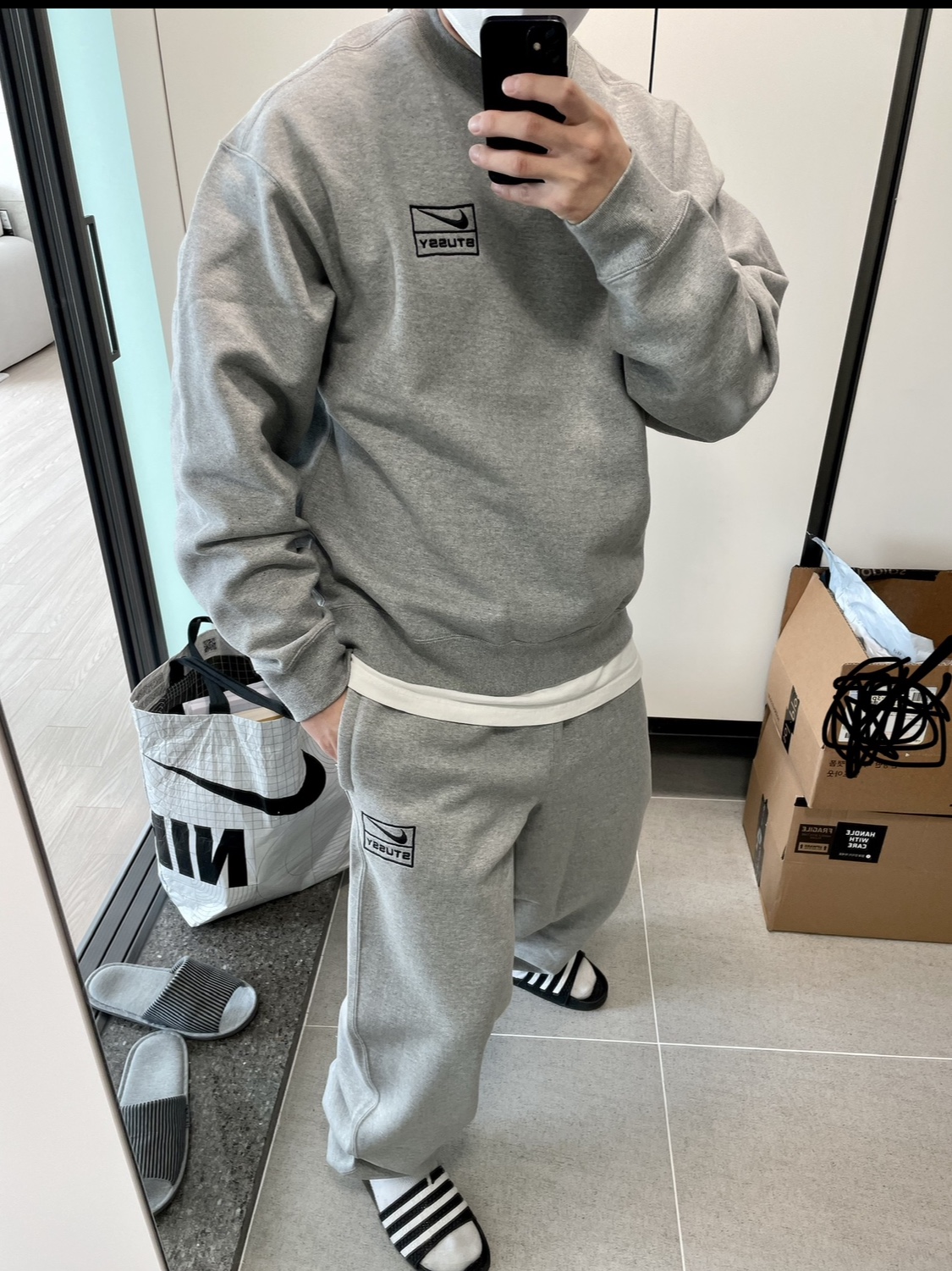 Nike x Stussy NRG Fleece Pants Dark Grey Heather (DO9340-063), Nike x Stussy NRG Fleece Crewneck Dark Grey Heather (DO9337-063) 착용 스타일