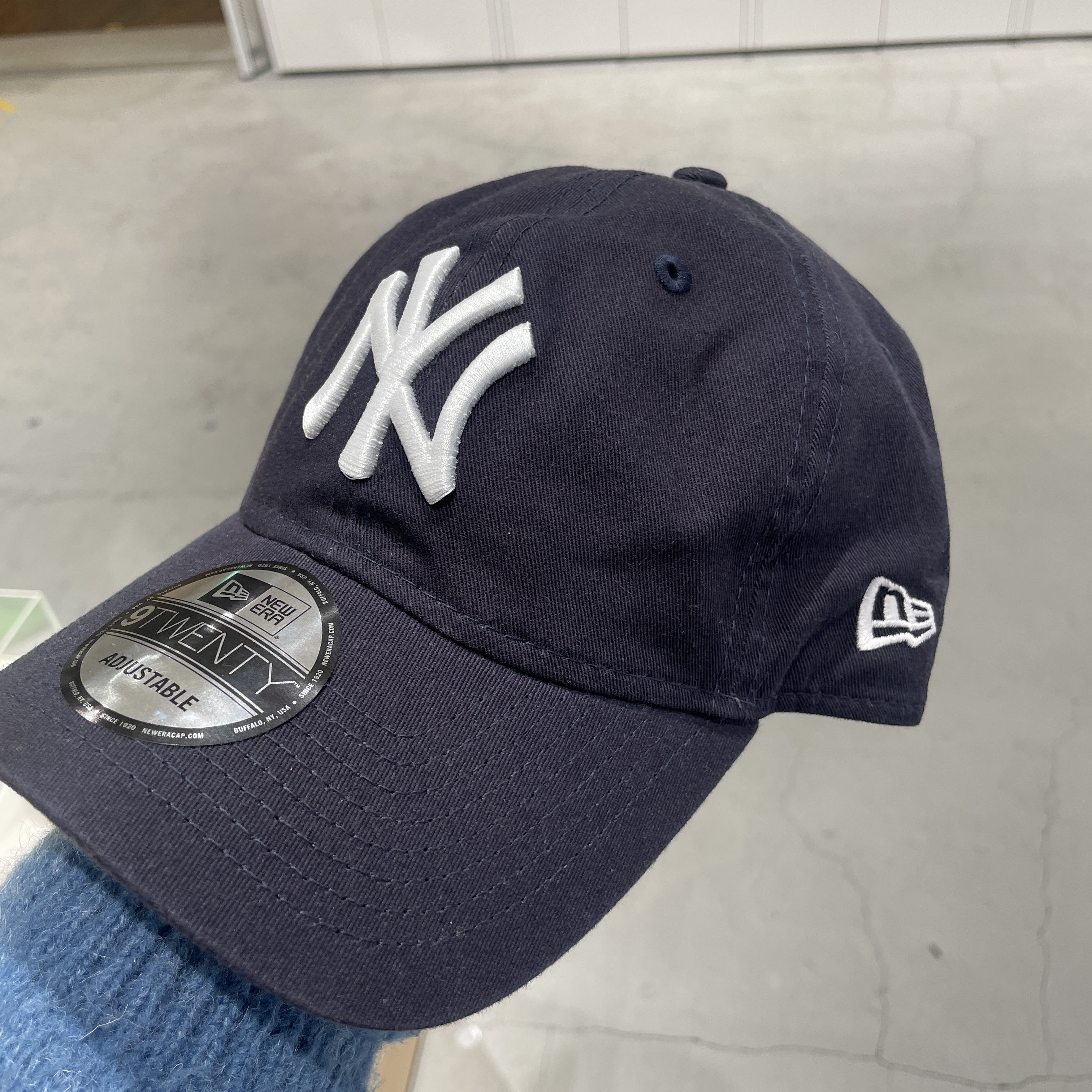 New Era x MoMA New York Yankees Cap Black, New Era x MoMA New York Yankees Cap Navy 착용 스타일 - 2