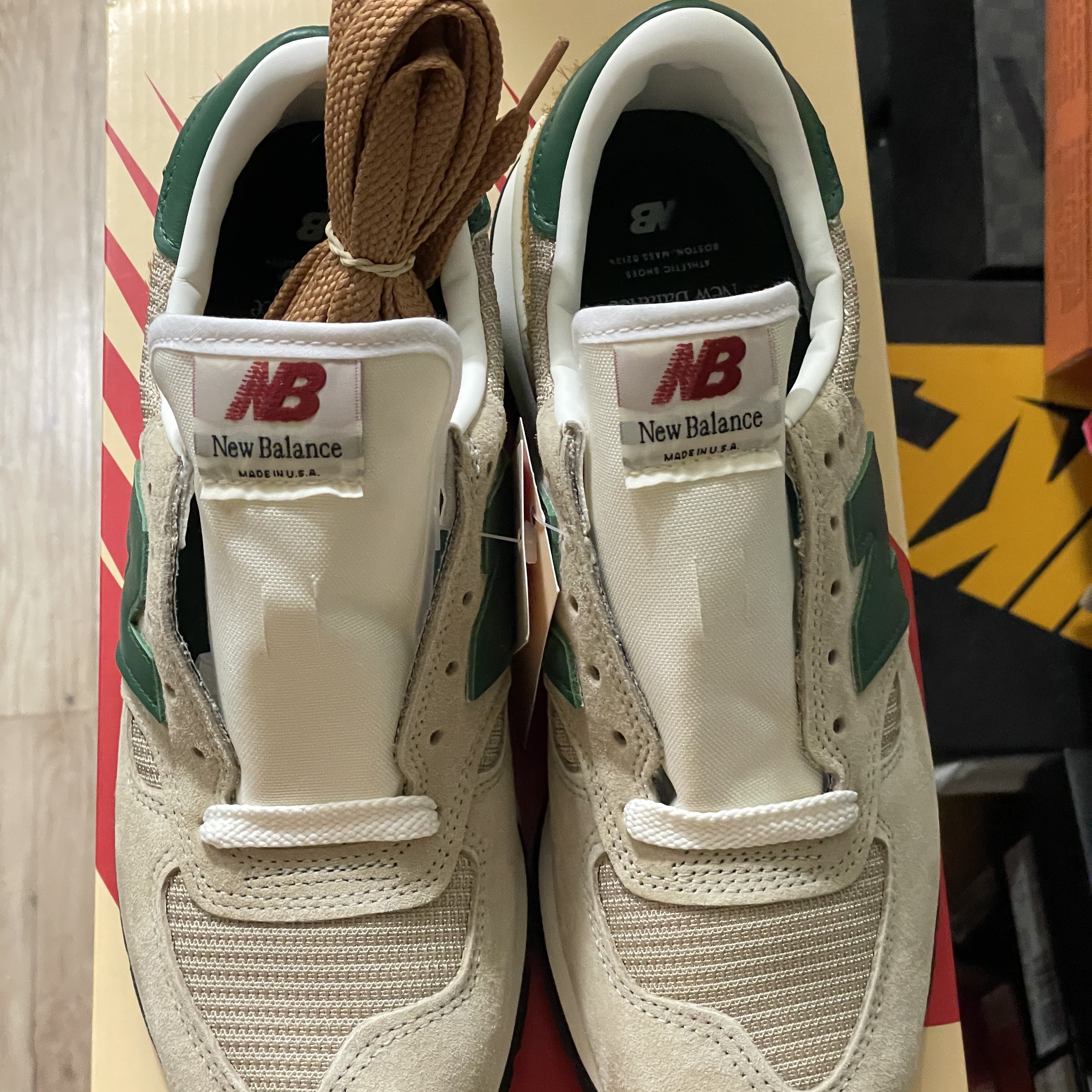 New Balance 990v1 Tan Green 착용 스타일 - 2
