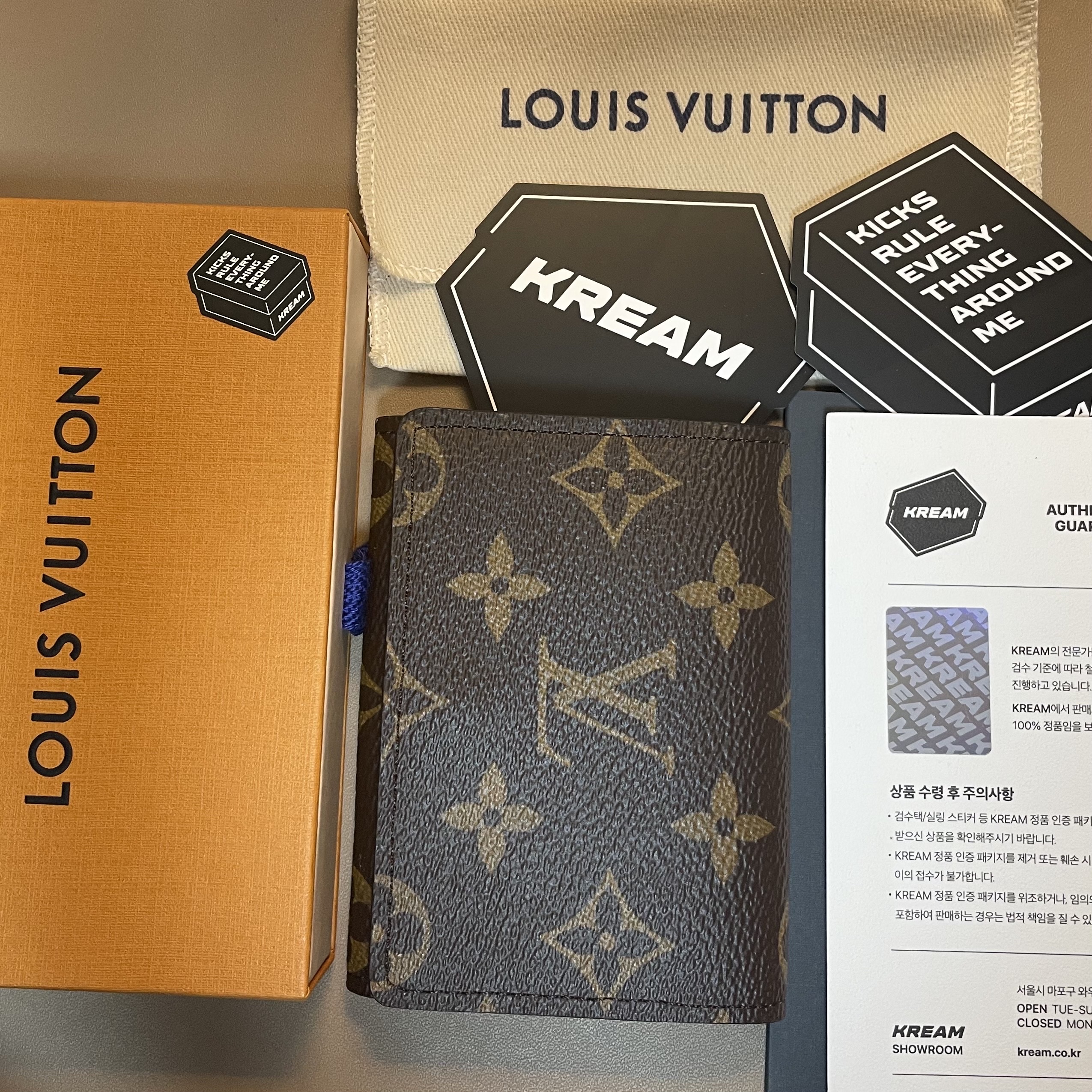 Louis Vuitton Envelope Business Card Holder Monogram 착용 스타일 - 1