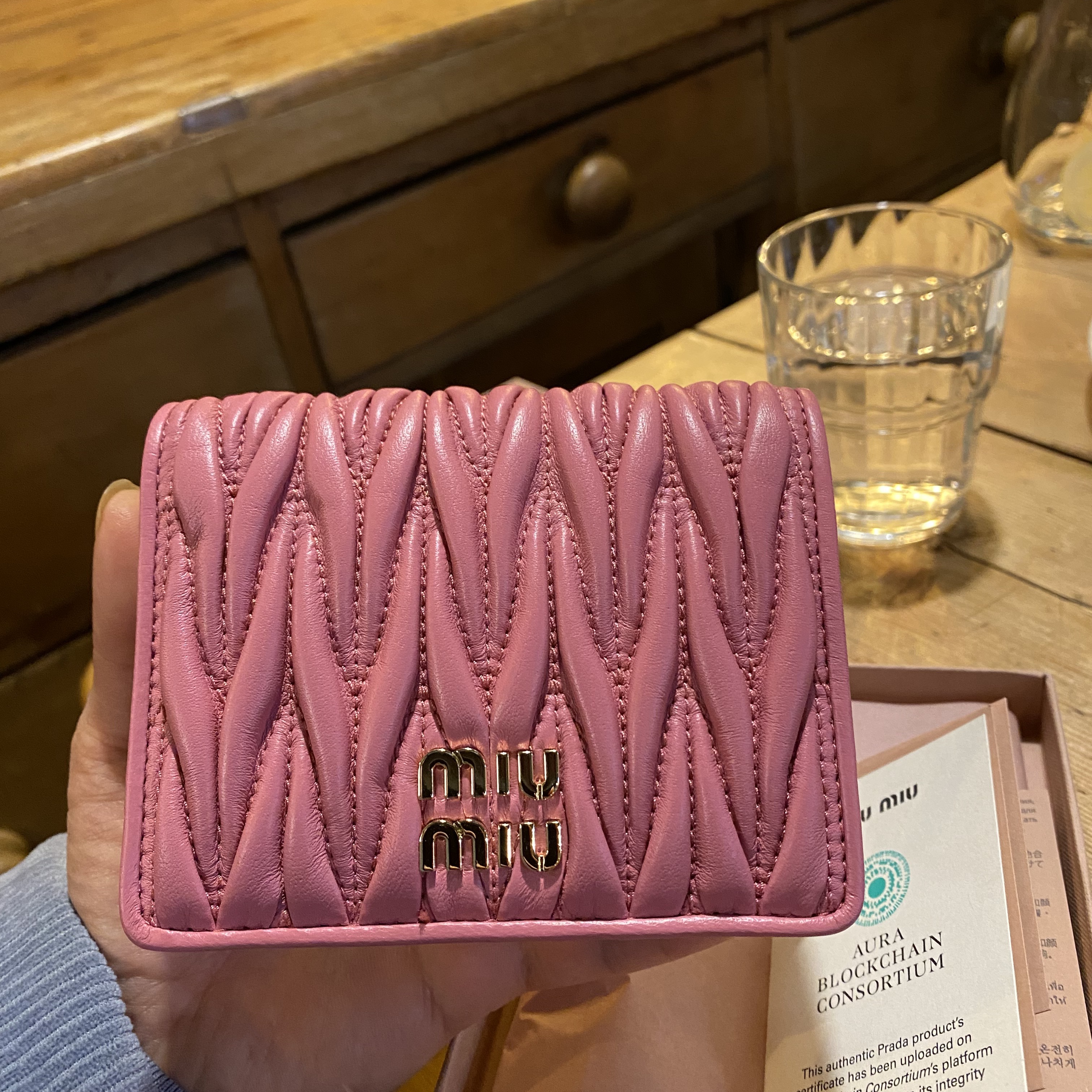 Miu Miu Matelasse Nappa Leather Wallet Begonia Pink 착용 스타일