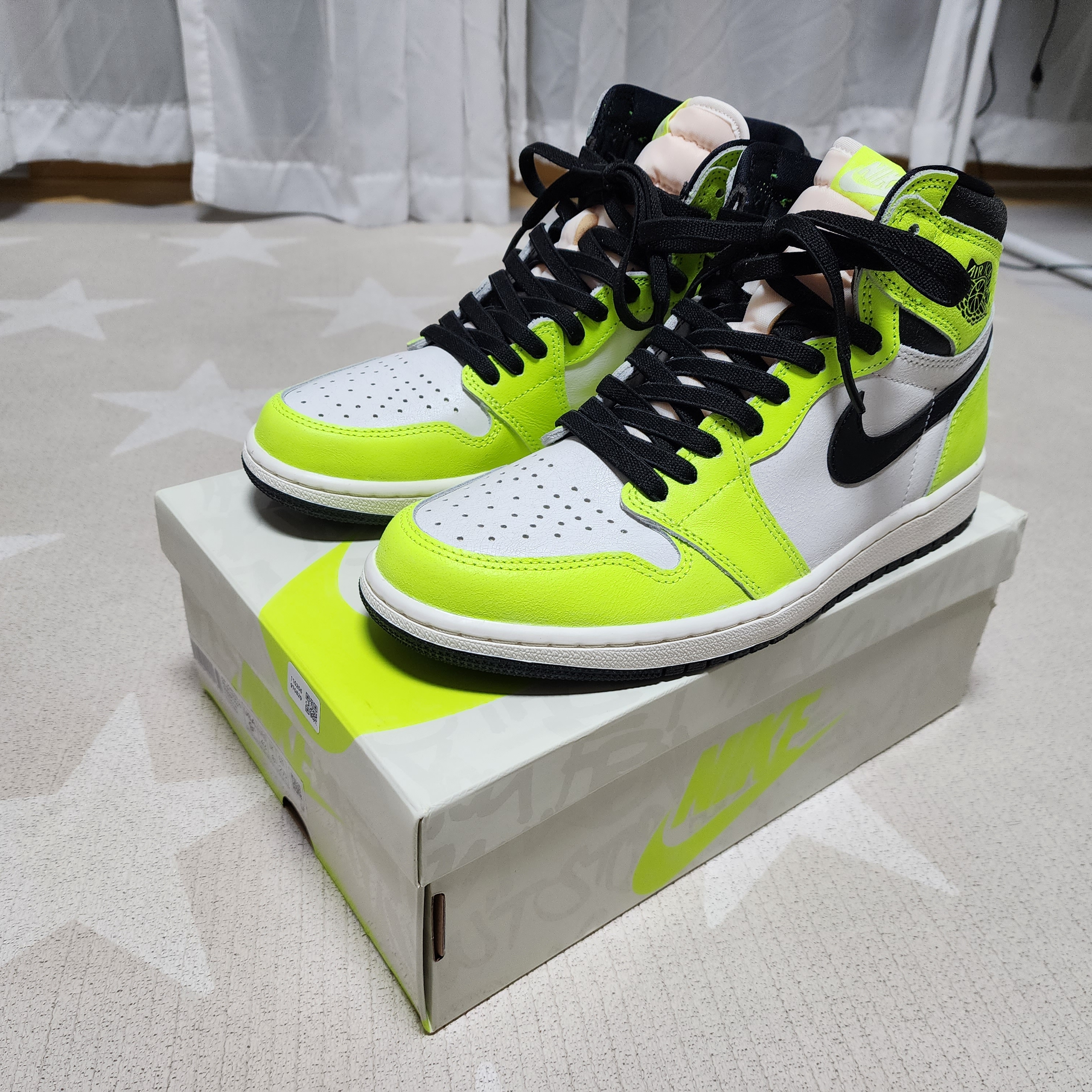 Jordan 1 Retro High OG Volt 착용 스타일 - 3