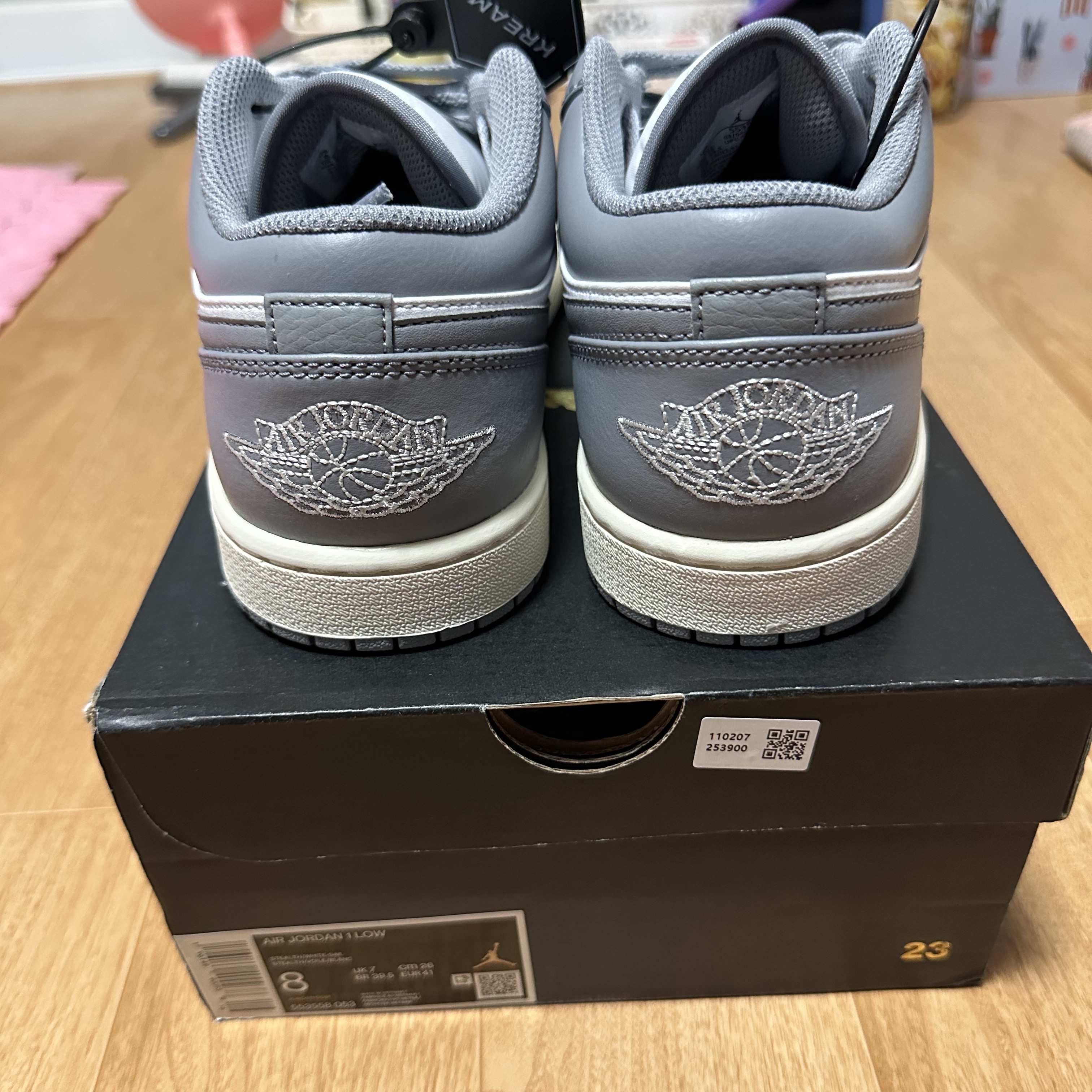 Jordan 1 Low Stealth and White 착용 스타일 - 4