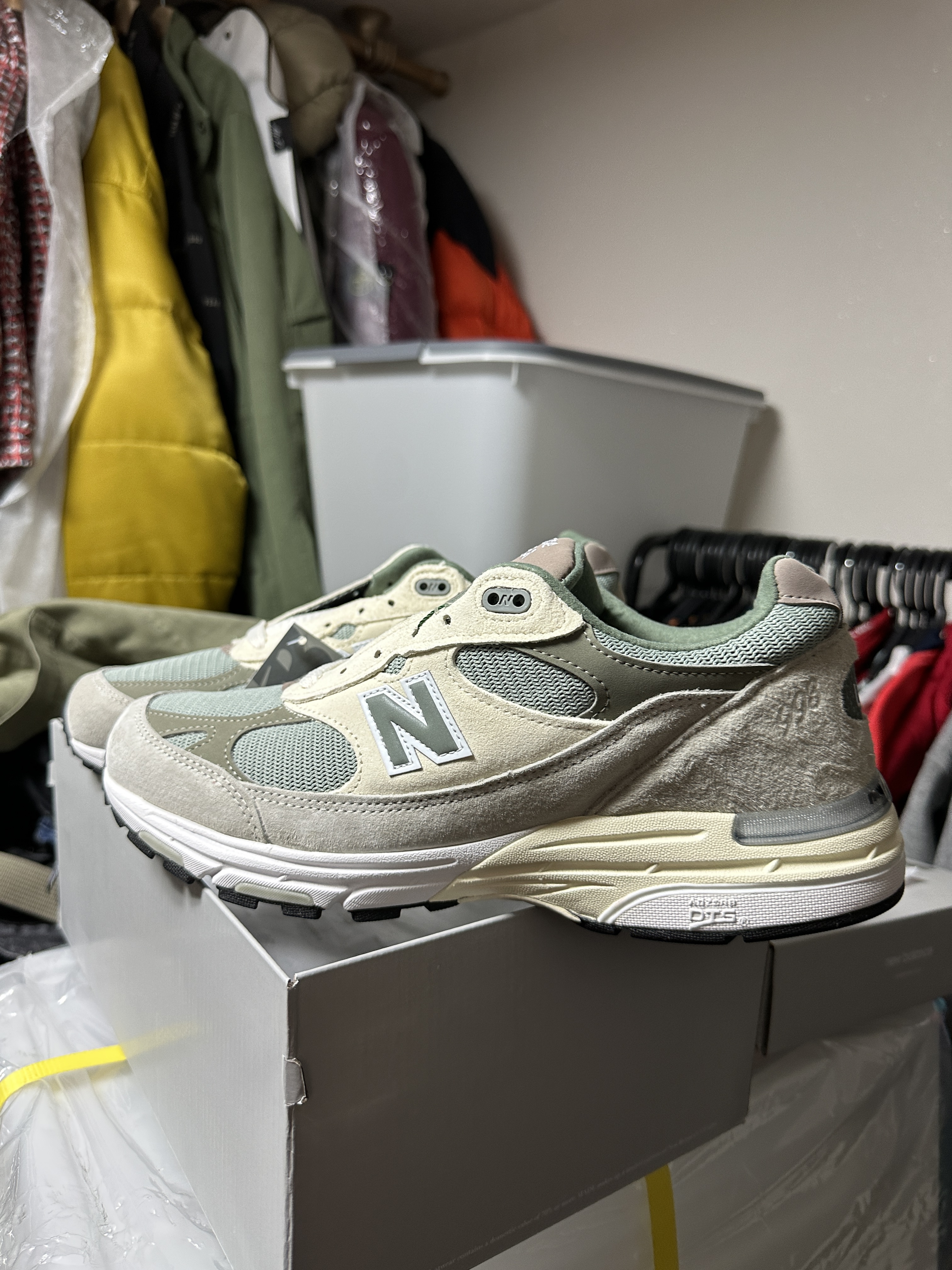 New Balance x Kith 993 Made in USA Peyote 착용 스타일 - 1