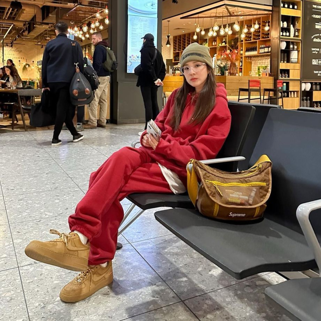 Supreme Motion Logo Beanie Taupe - 23SS, Supreme Small Messenger Bag Brown - 22SS 착용 스타일 - 2