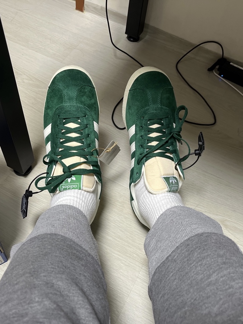 Adidas Gazelle Dark Green Cream White 착용 스타일