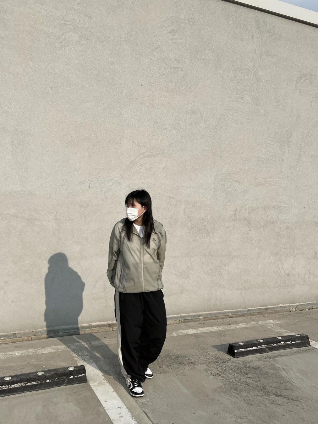 AOP Snap Track Pants Offwhite Black, Sansan Gear Seam Sealing Jacket Mud Khaki - 22FW 착용 스타일 - 3