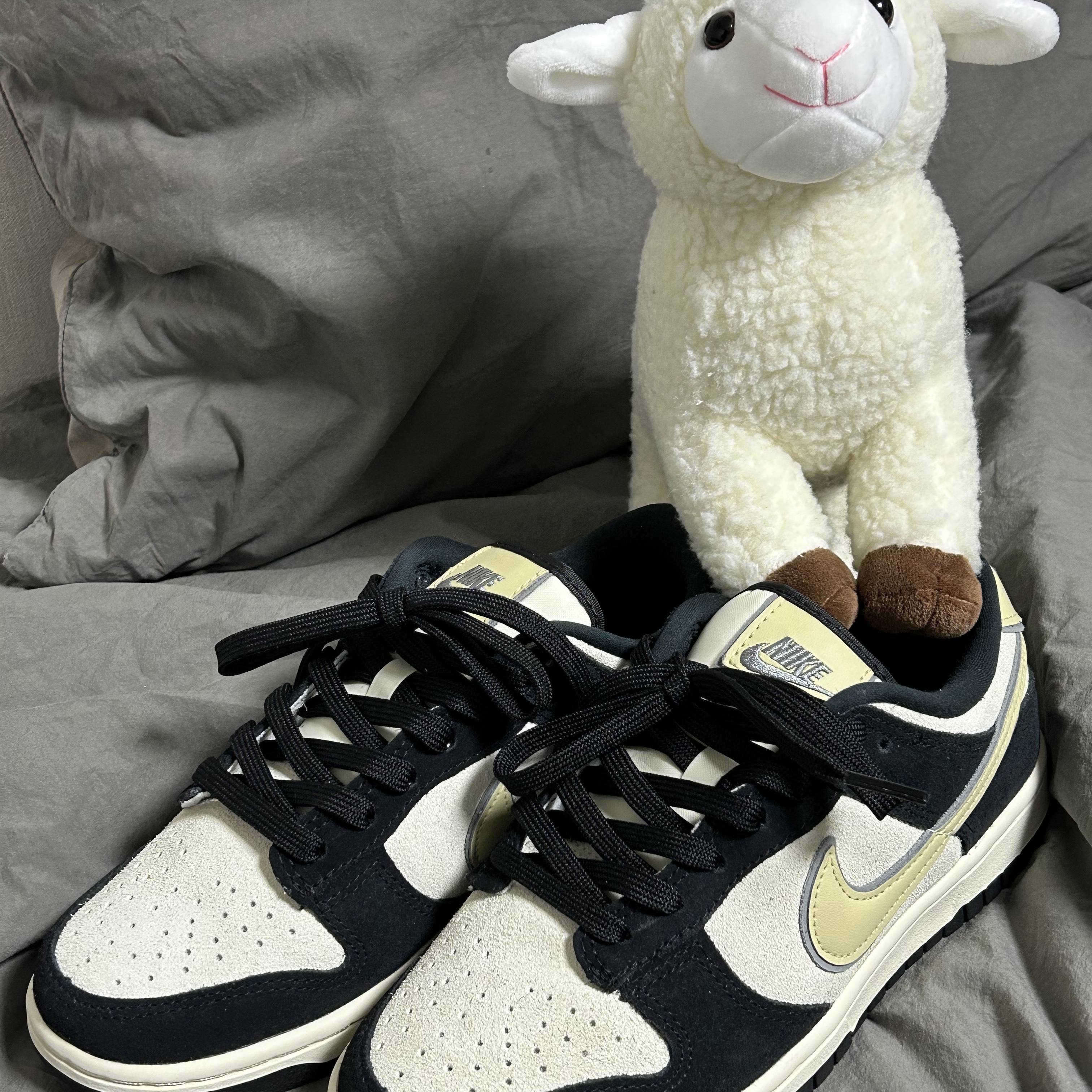 (W) Nike Dunk Low LX Black Suede 착용 스타일 - 1
