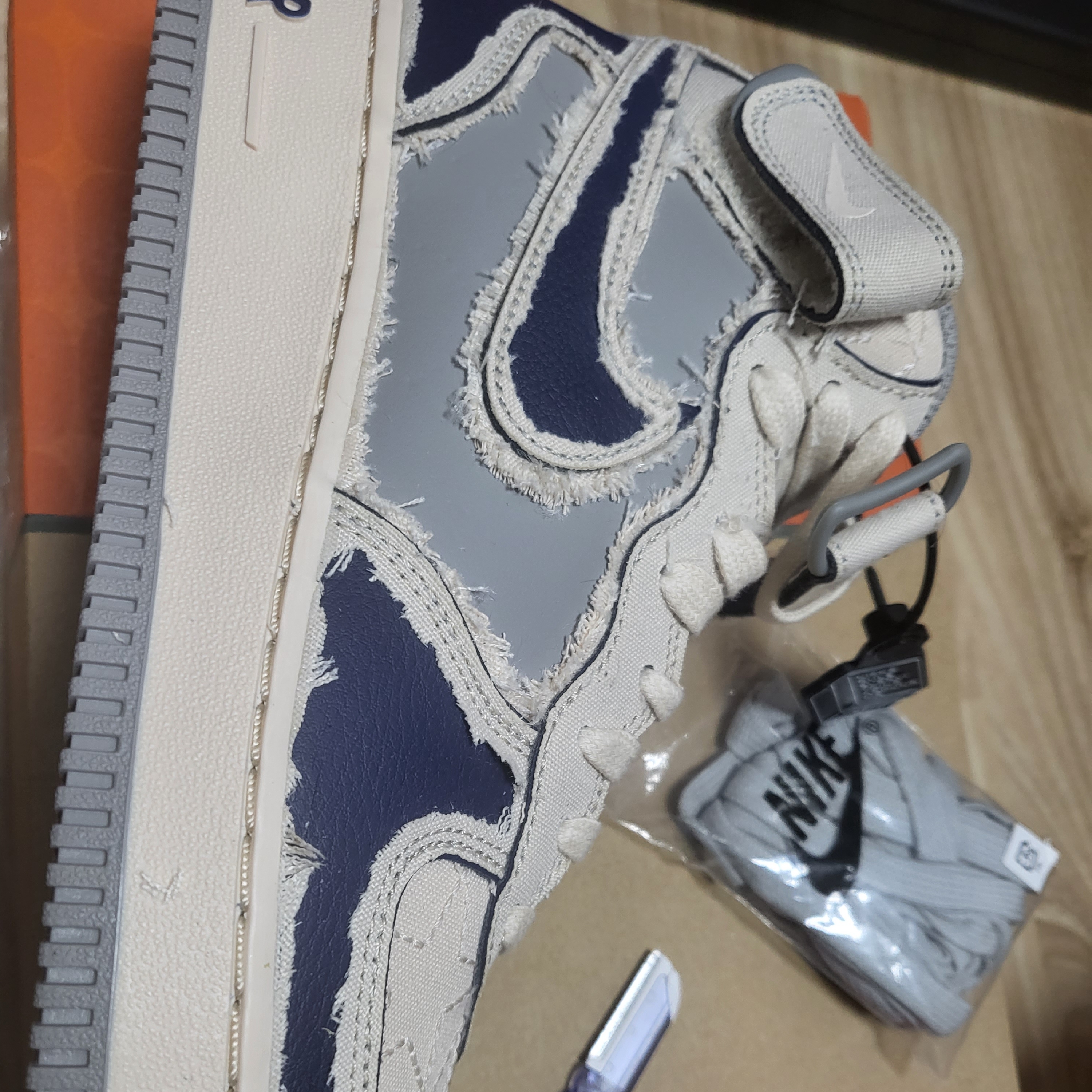 Nike Air Force 1 Mid '07 Pearl White 착용 스타일