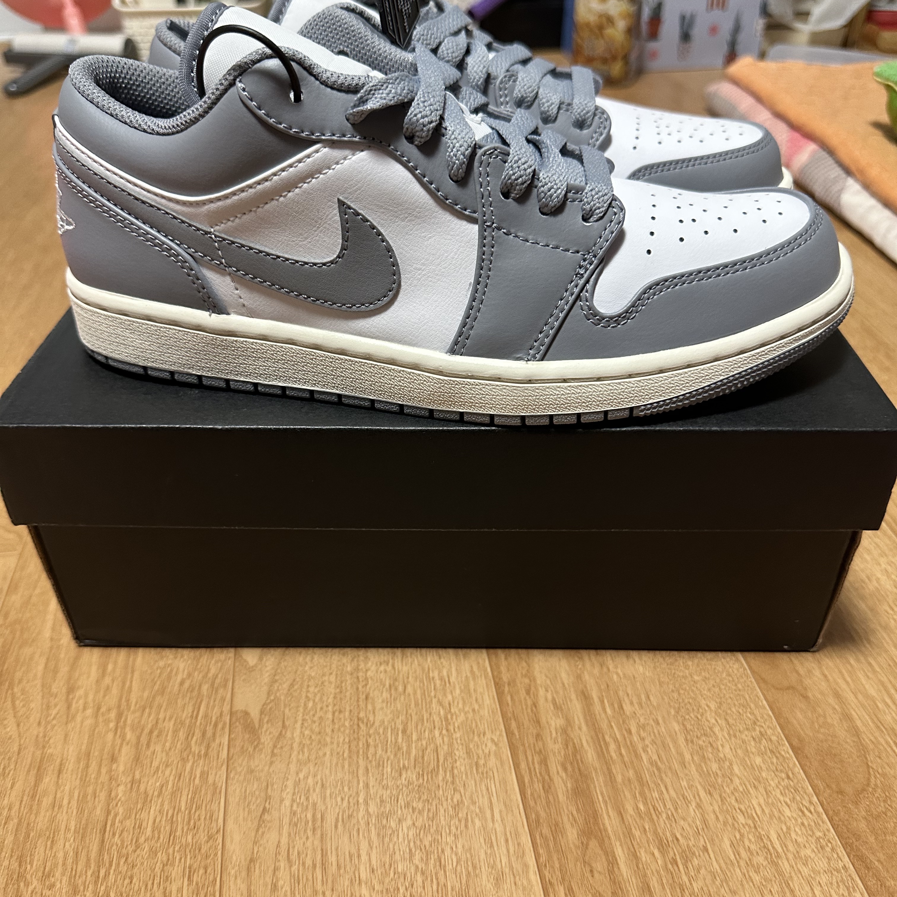 Jordan 1 Low Stealth and White 착용 스타일 - 3