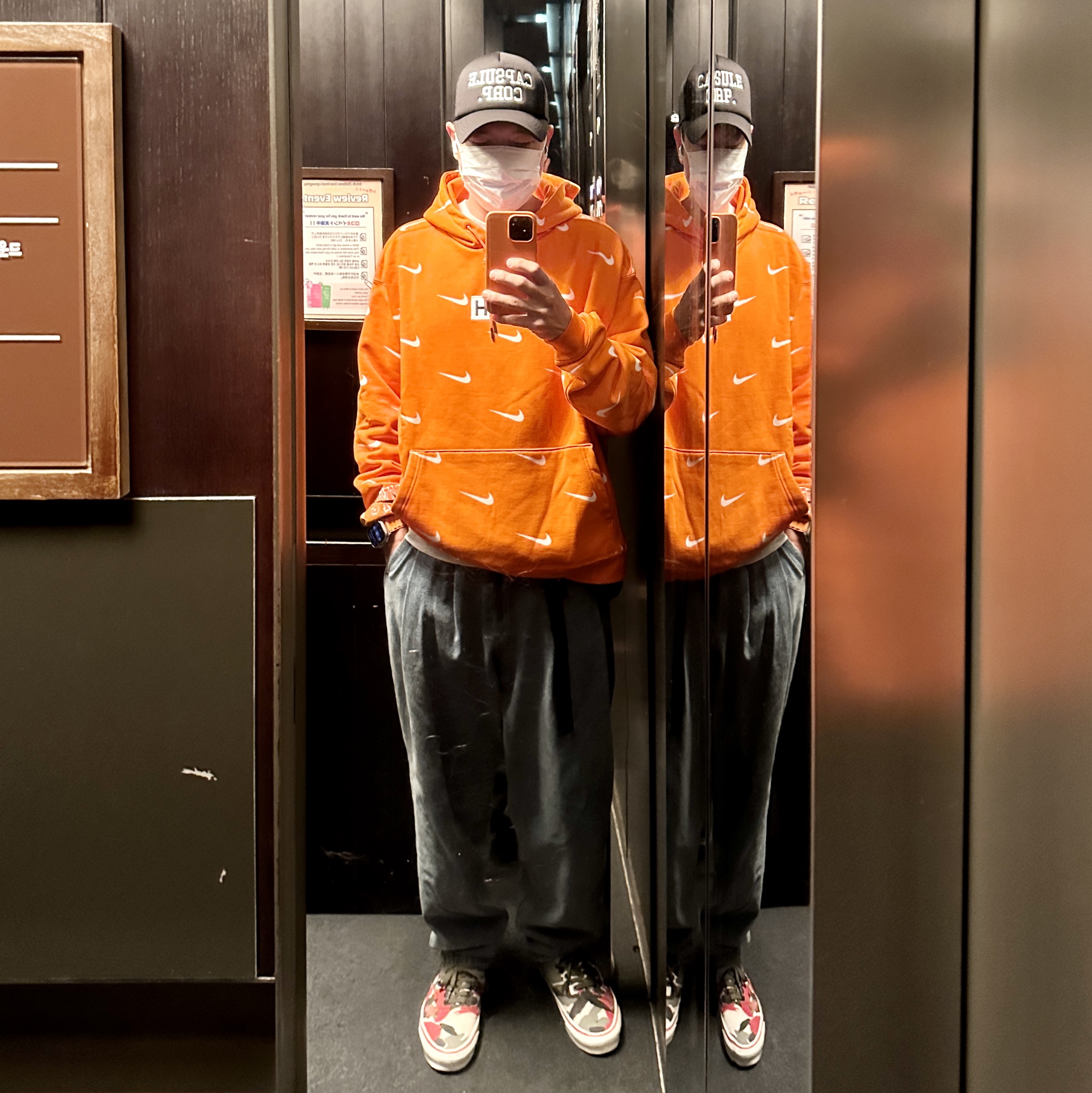 Nike x Kith New York Knicks AOP Hoodie Orange, Vans Vault x Nigel Cabourn OG Authentic LX Army Green Camo 착용 스타일 - 5