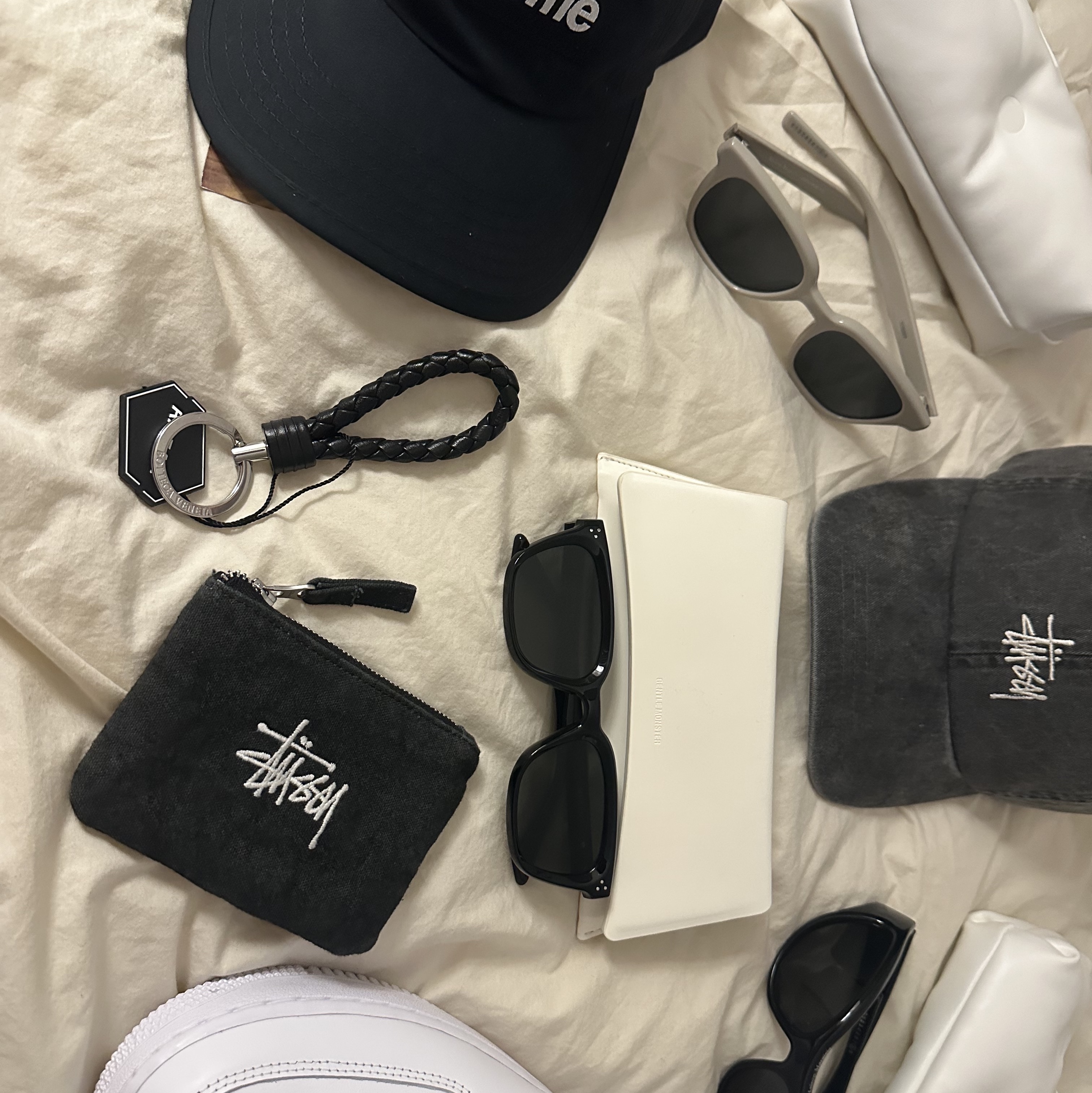 Gentle Monster x Maison Margiela MM003 Black Black, Nike Air Force 1 '07 Low White 착용 스타일