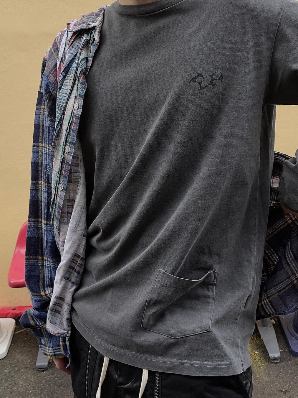 [KREAM 단독] AOP Hommage Of New Order Long Sleeve Dyeing Grey 착용 스타일 - 3