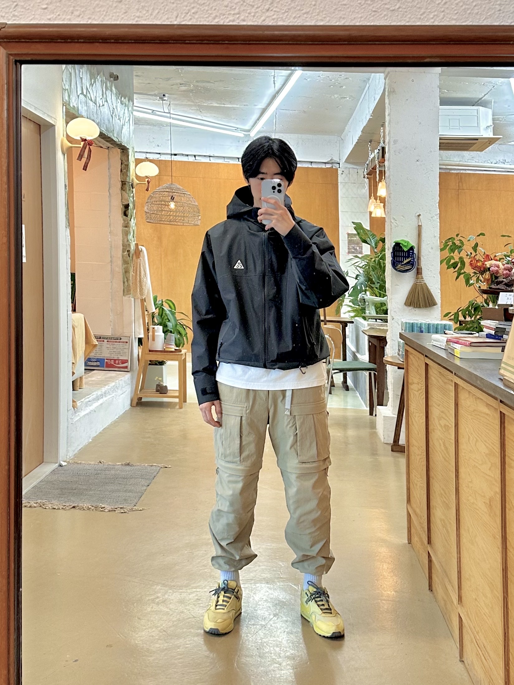Nike ACG Storm-Fit ADV Cascade Rains Full Zip Shell Jacket Off Noir - US/EU, Nike ACG Smith Summit Pants Khaki - Asia 착용 스타일