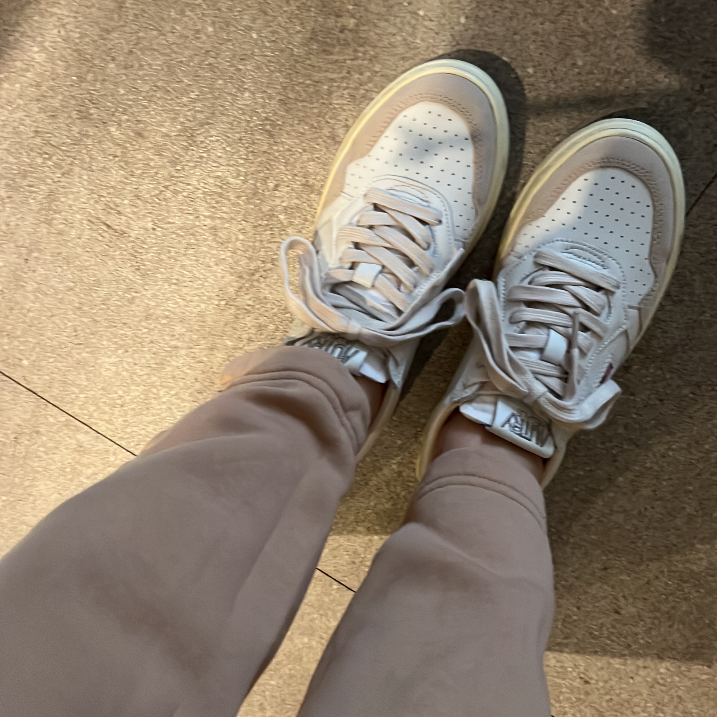(W) Autry Medalist Low Leather Suede Sneakers White 착용 스타일