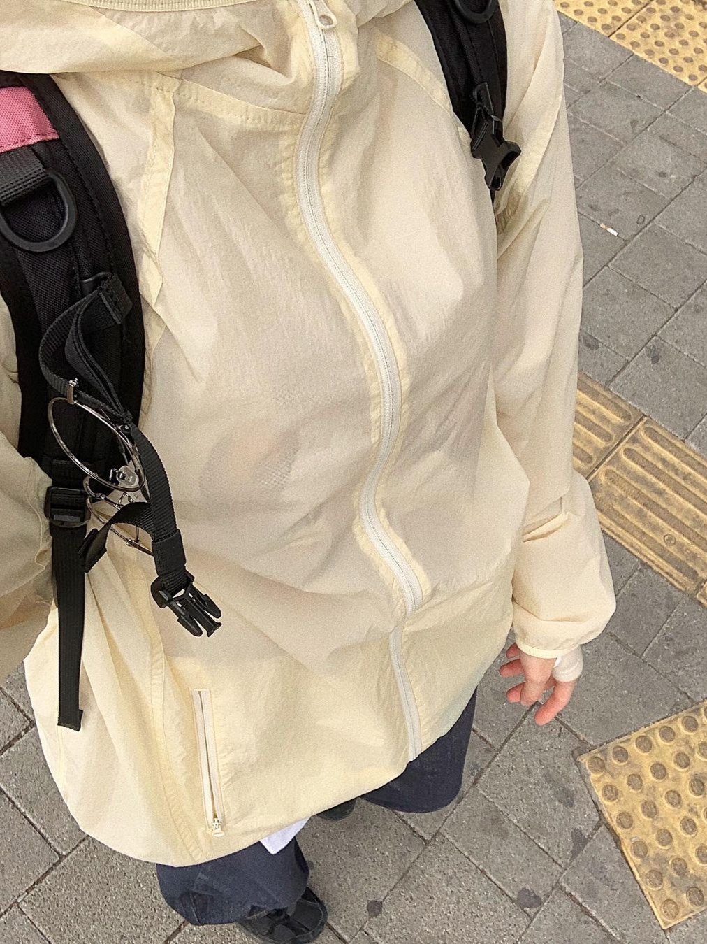 Art Of Field Back Printed Packable Jacket Light Yellow 착용 스타일 - 3