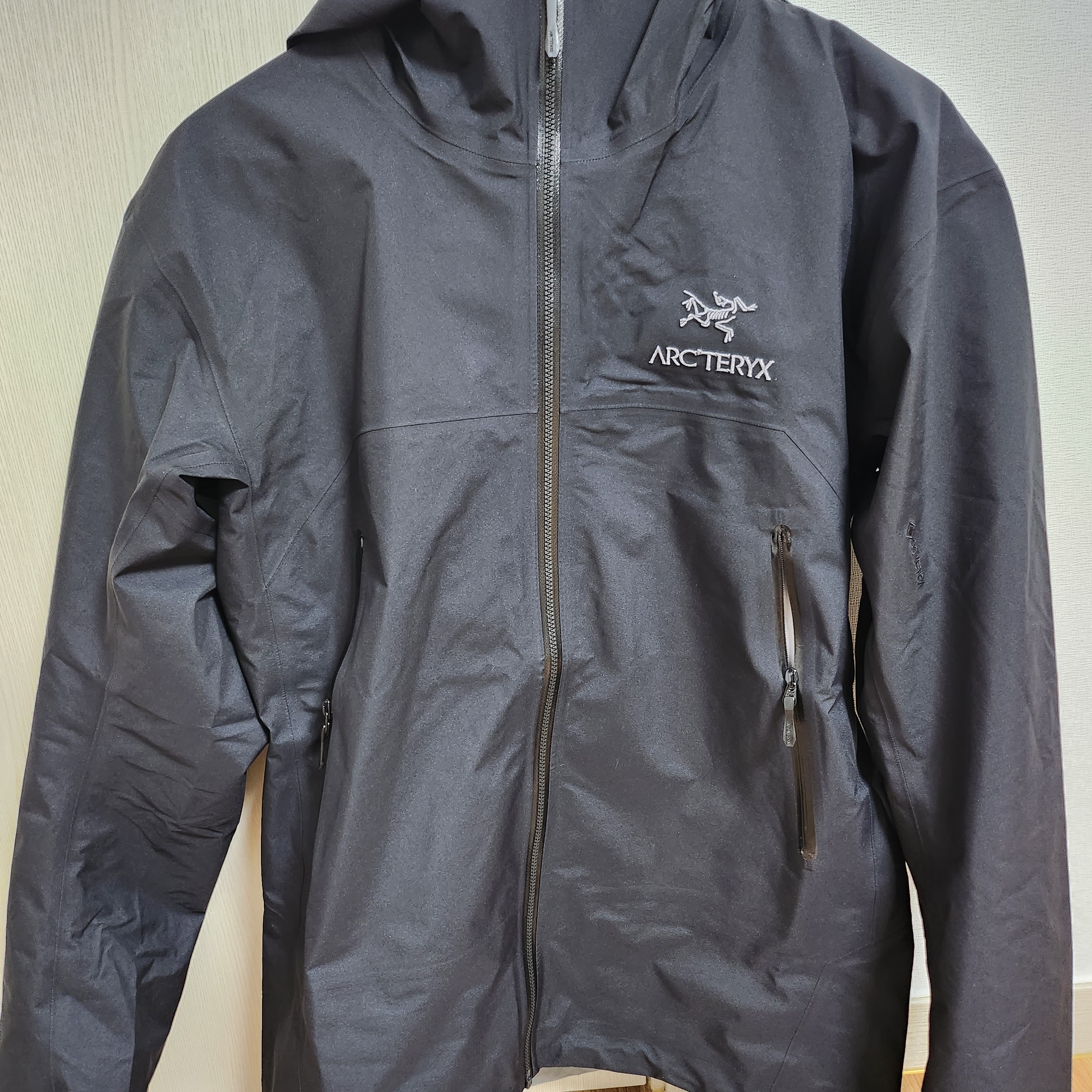 Arc'teryx Beta Jacket Black 착용 스타일 - 1