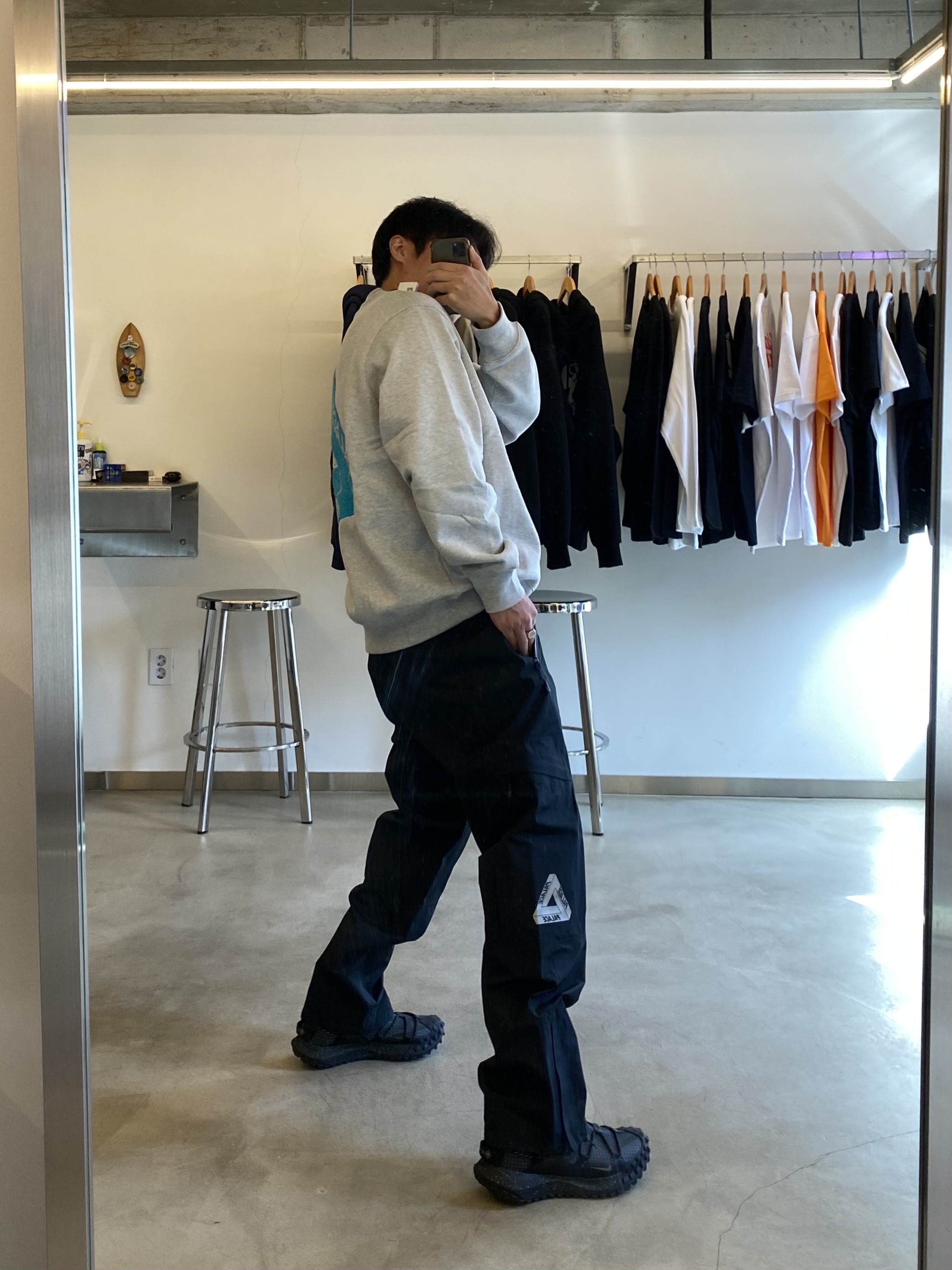 Palace Gore-Tex Cargo Bottom Black - 23SS, Palace Fleece Tri-Ferg Crew Grey Marl - 23SS 착용 스타일 - 1