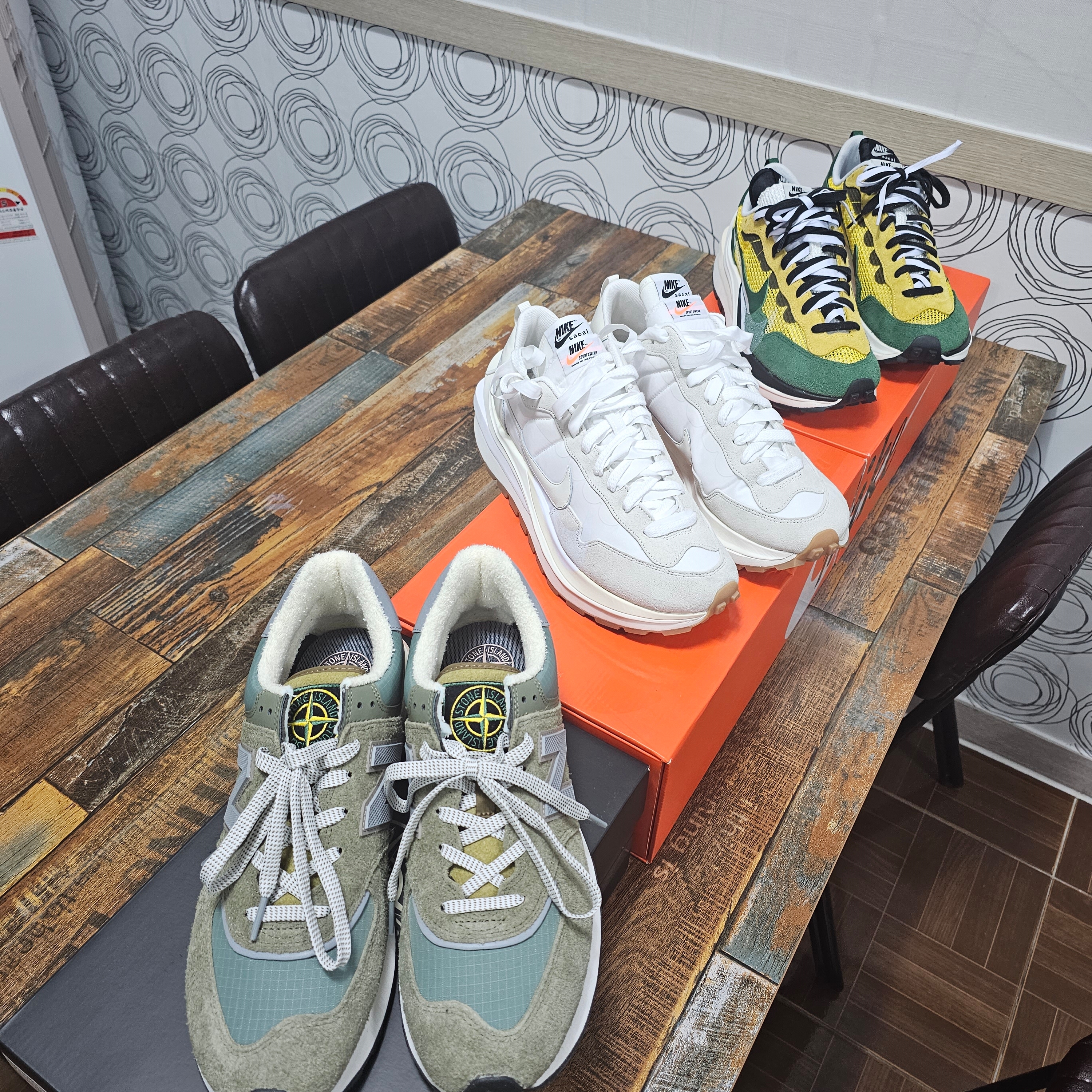 Nike x Sacai VaporWaffle Tour Yellow & Gorge Green Sail, New Balance x Stone Island 574 Legacy Green 착용 스타일 - 1