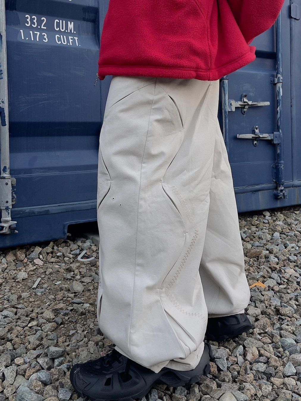 AOP Large Fit Curve Pants Stone Sand 착용 스타일 - 2