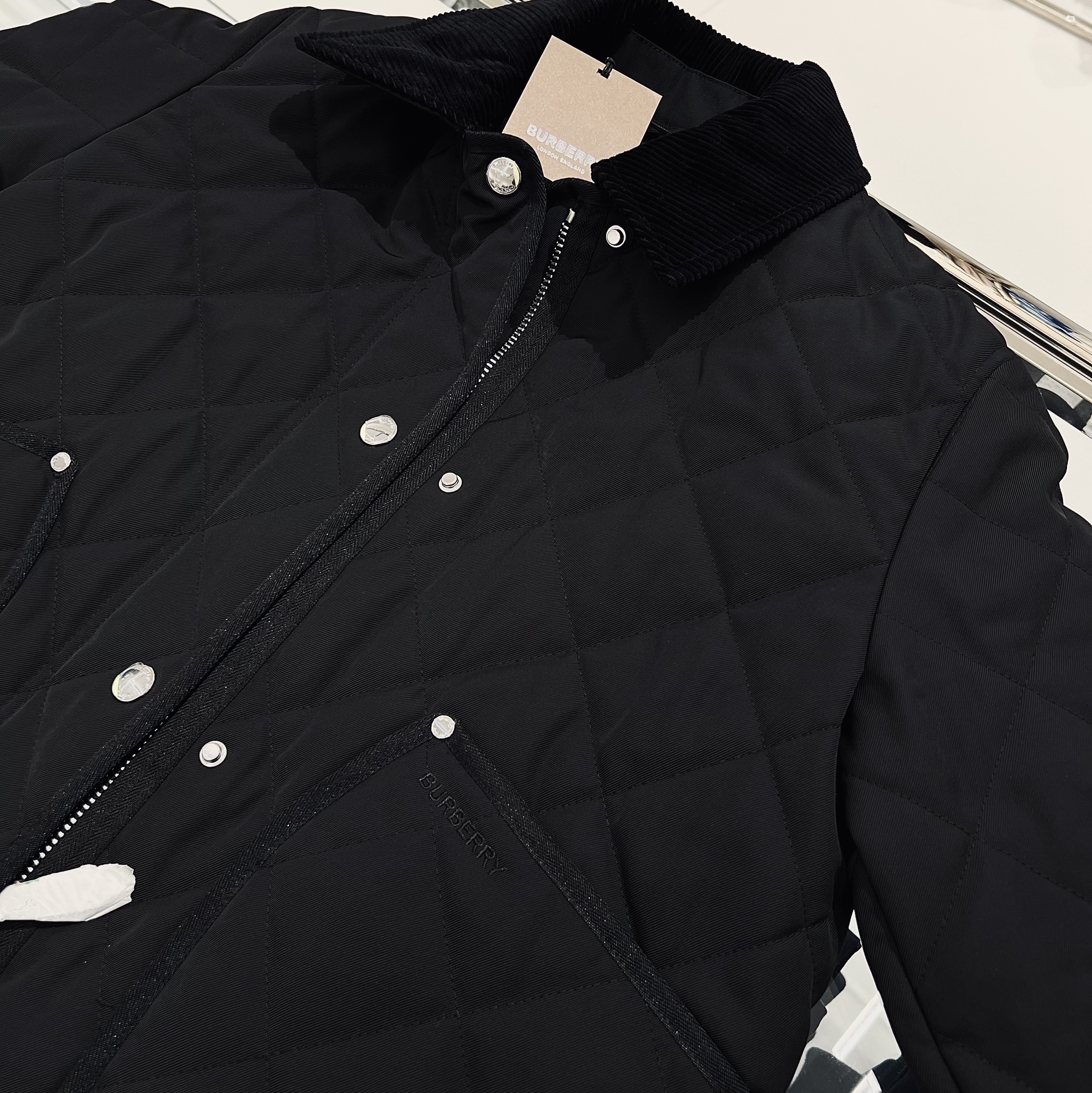 (W) Burberry Corduroy Collar Diamond Quilted Cropped Barn Jacket Black 착용 스타일