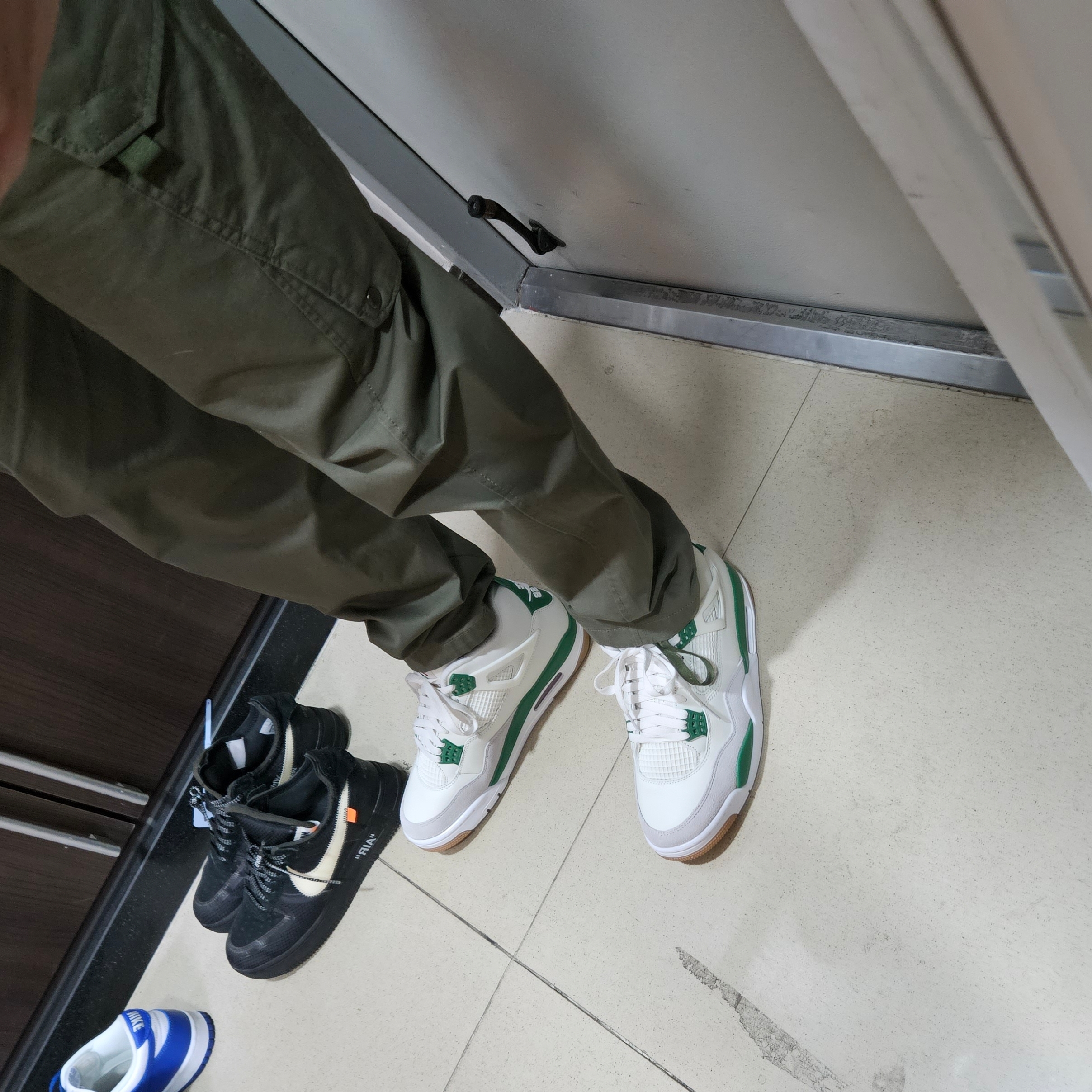 Jordan 4 x Nike SB Retro SP Pine Green, Nike x Off-White Air Force 1 Low Black White 착용 스타일 - 1