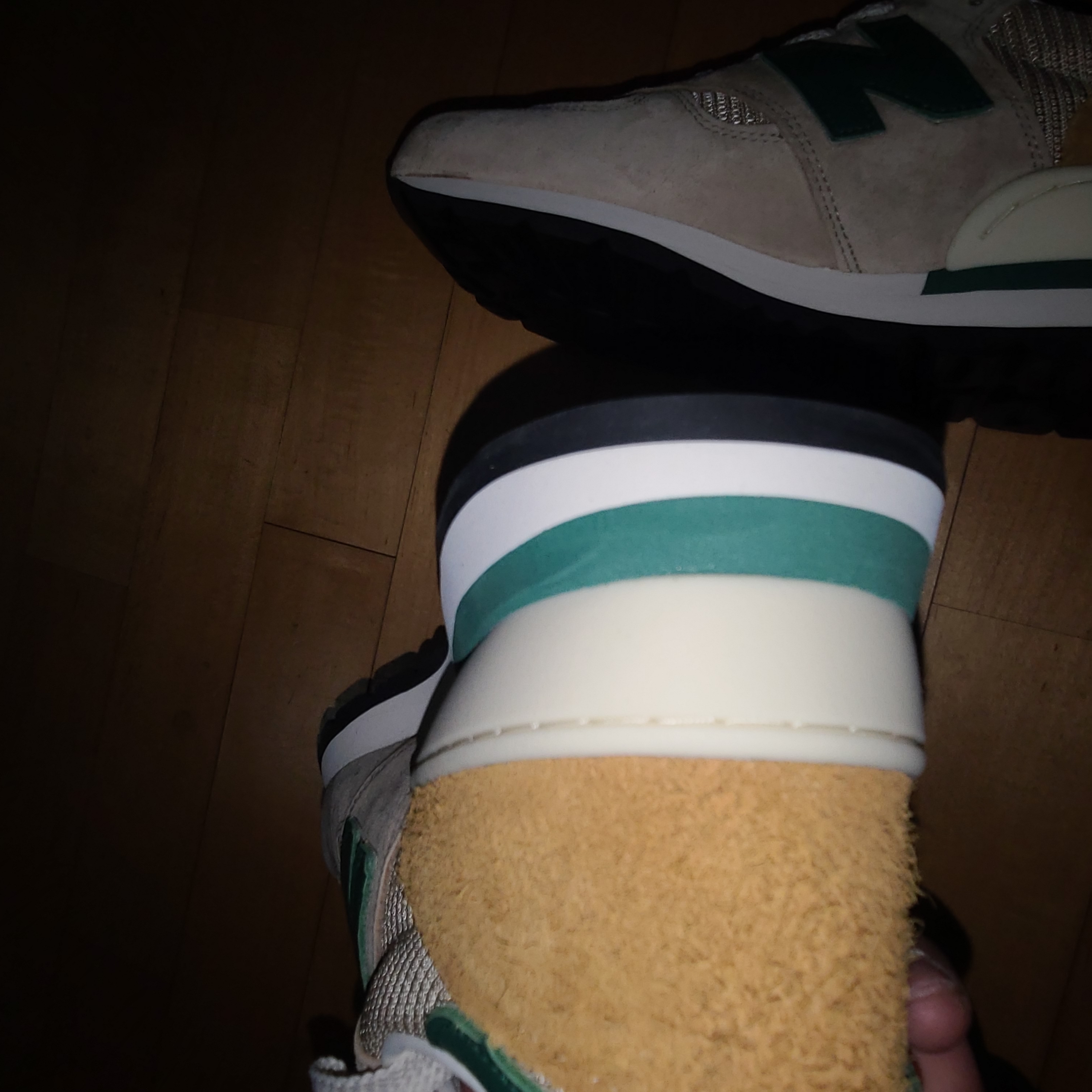 New Balance 990v1 Tan Green 착용 스타일 - 1