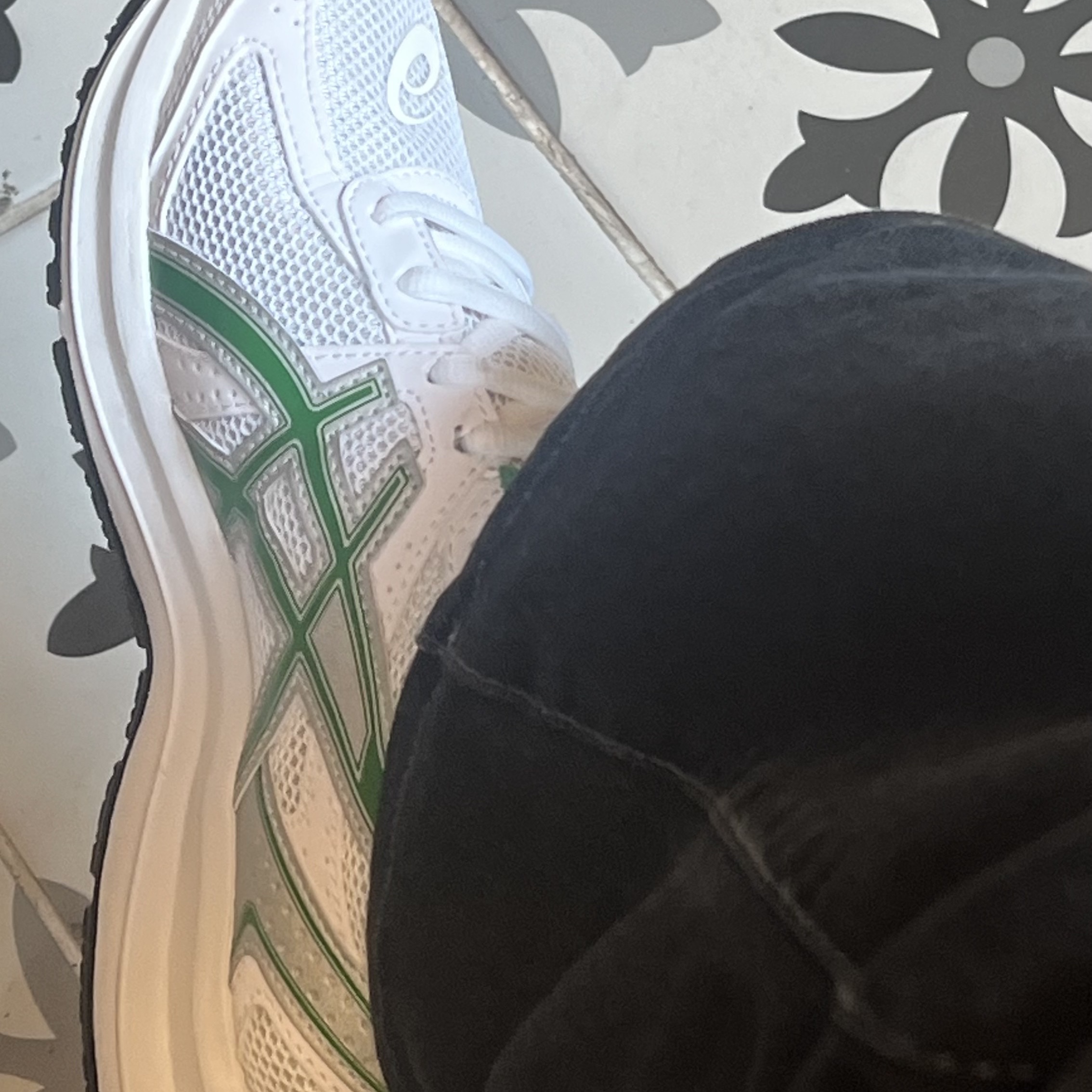 Asics Jog 100 S White Green - 2E Wide 착용 스타일 - 1