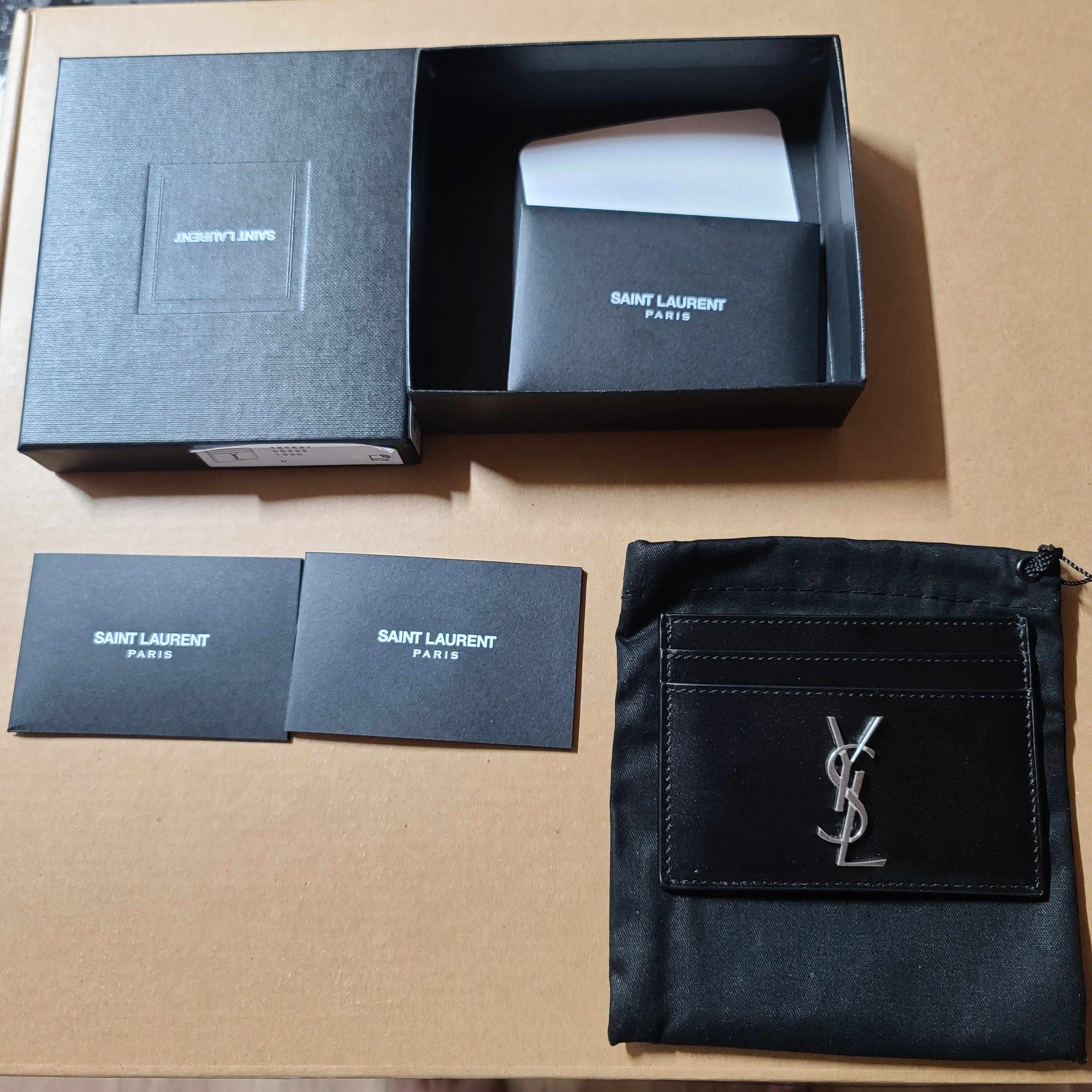 Saint Laurent Monogram Card Case in Smooth Leather Black 착용 스타일