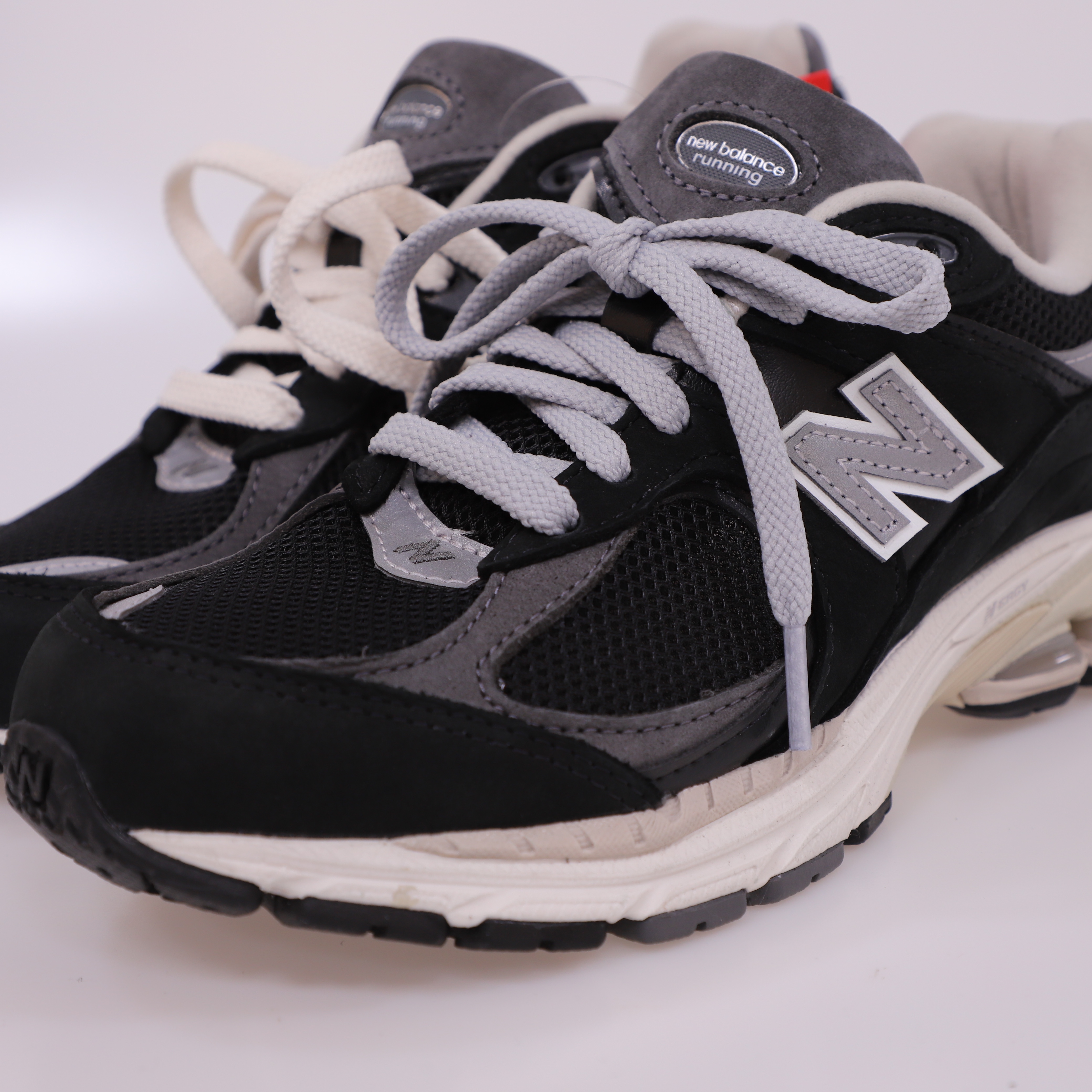 New Balance 2002R Premium Vintage Black 착용 스타일 - 5
