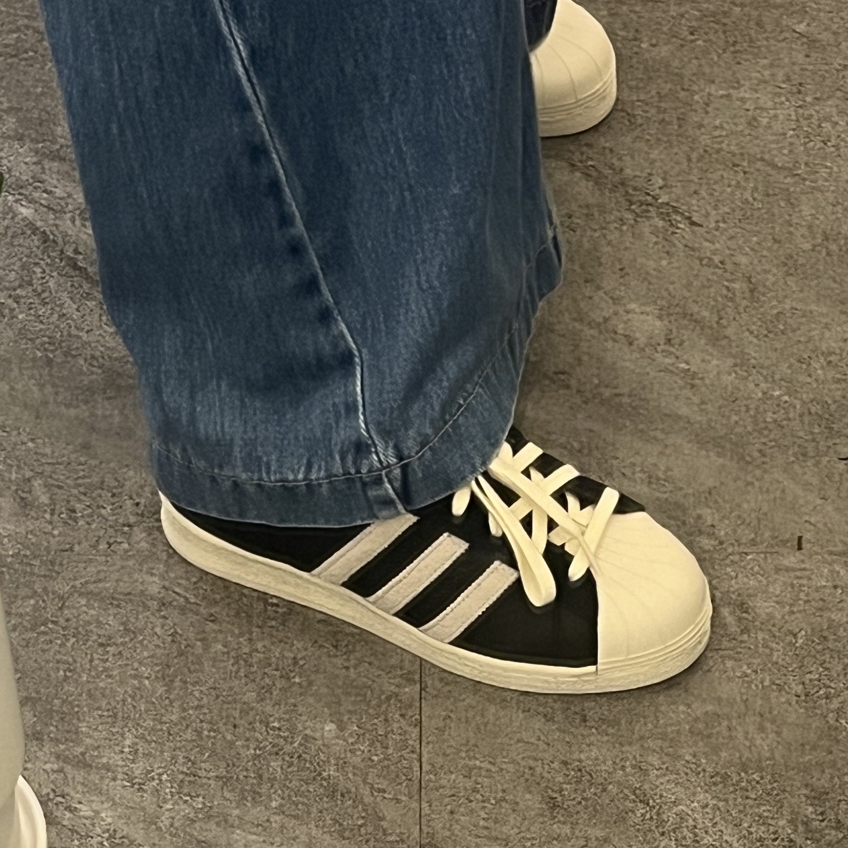 Adidas Superstar 82 Black White 착용 스타일