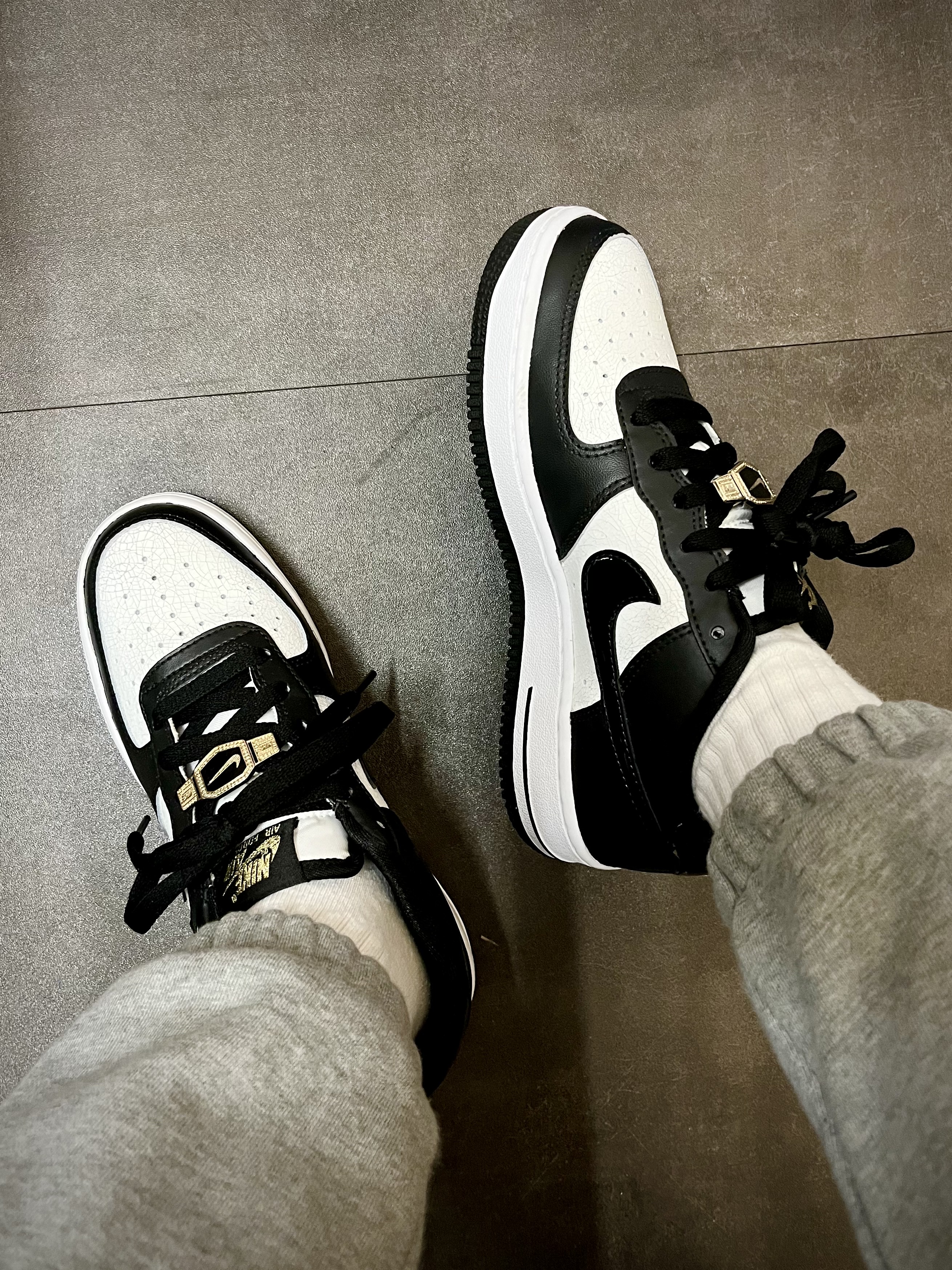 Nike Air Force 1 '07 LV8 EMB World Champions White Black, (GS) Nike Air Force 1 LV8 White Black 착용 스타일