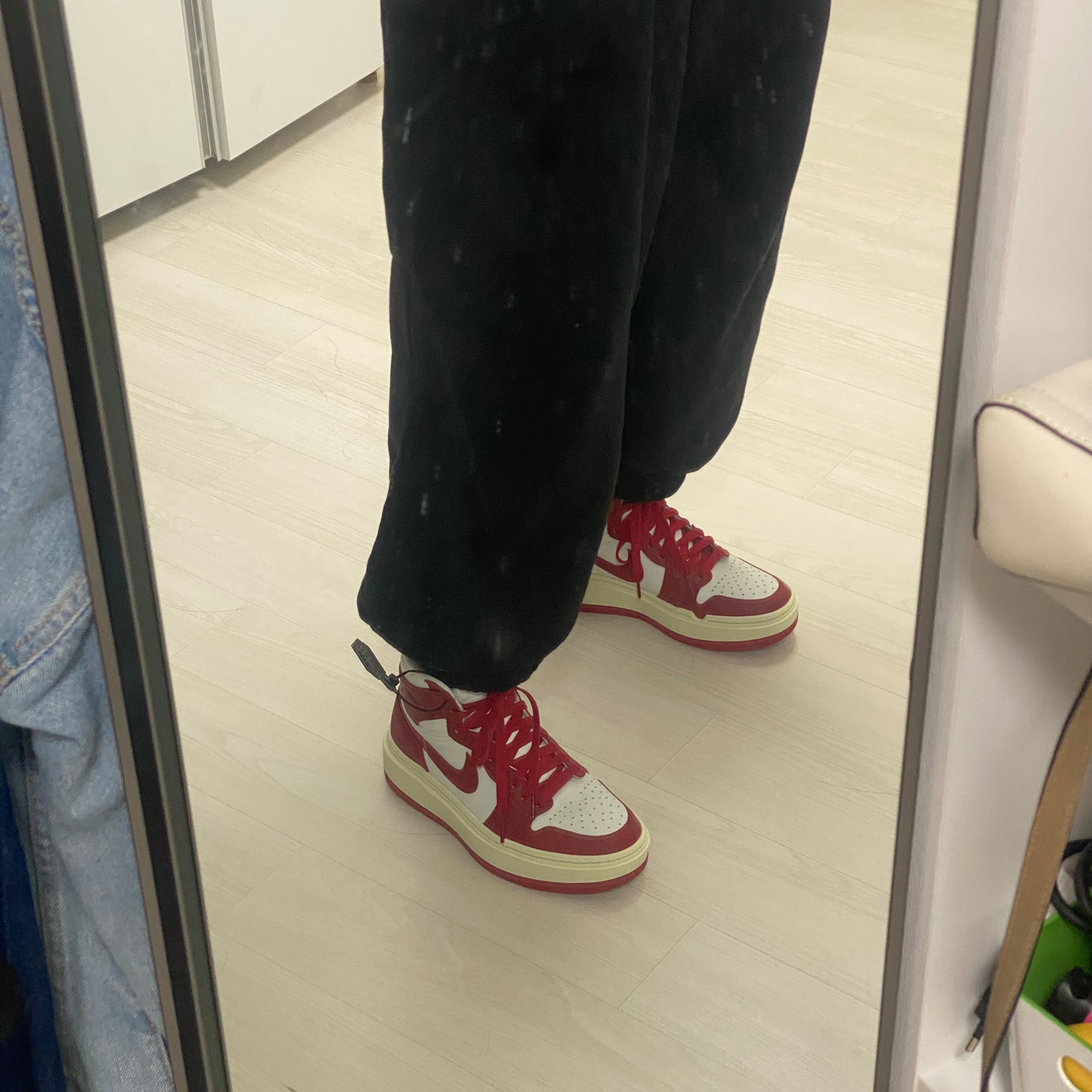 (W) Jordan 1 Elevate High Varsity Red 착용 스타일 - 1
