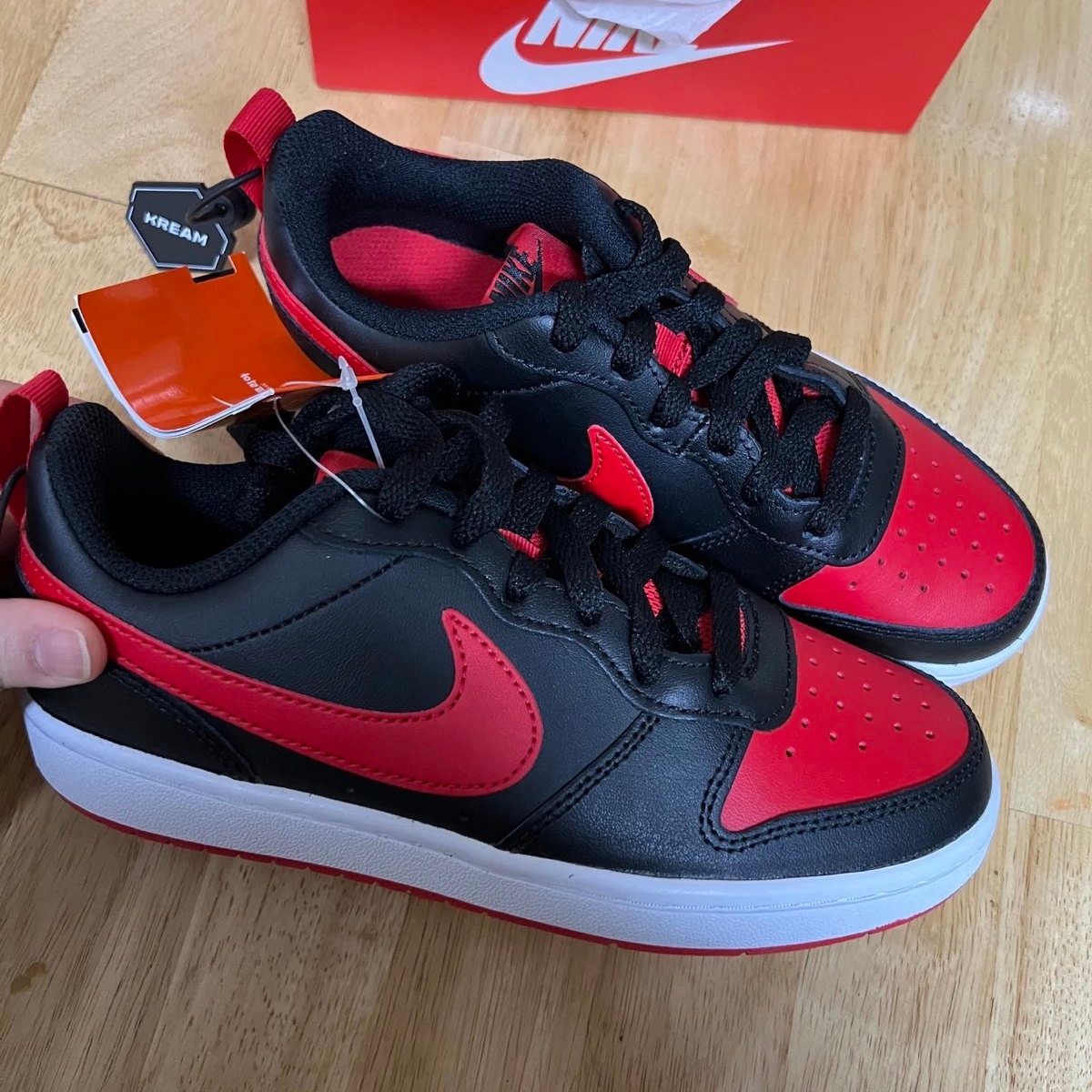 (GS) Nike Court Borough Low 2 Black University Red  착용 스타일 - 1