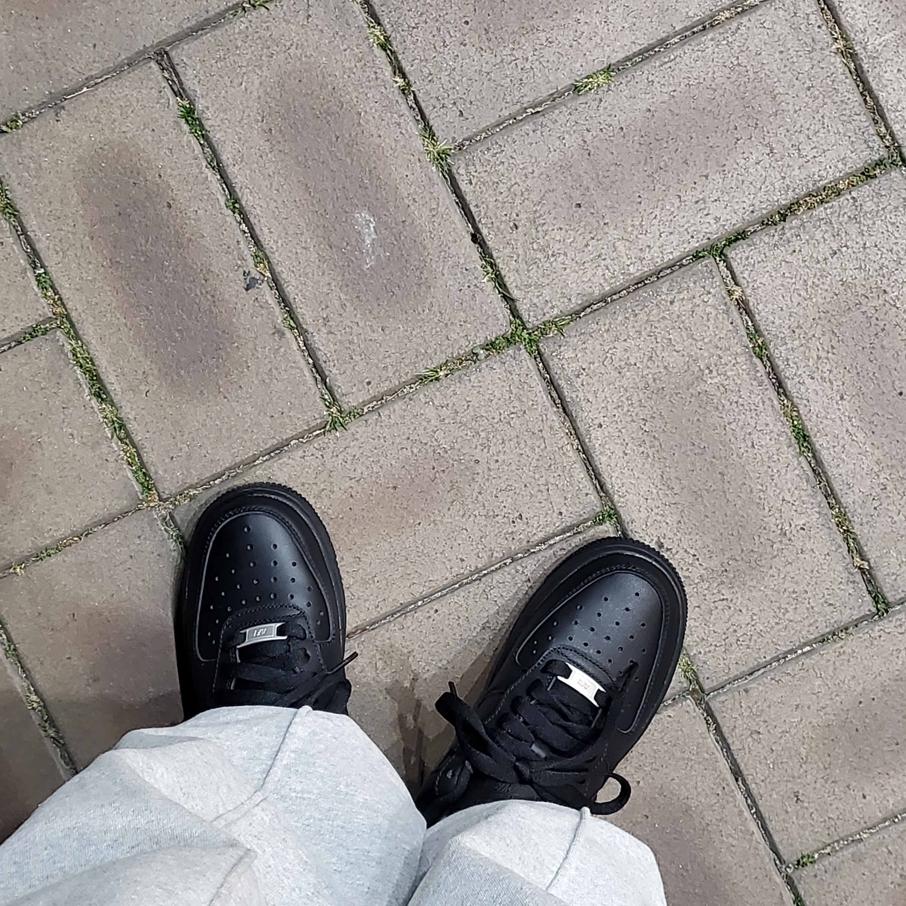 (W) Nike Air Force 1 '07 Low Triple Black 착용 스타일