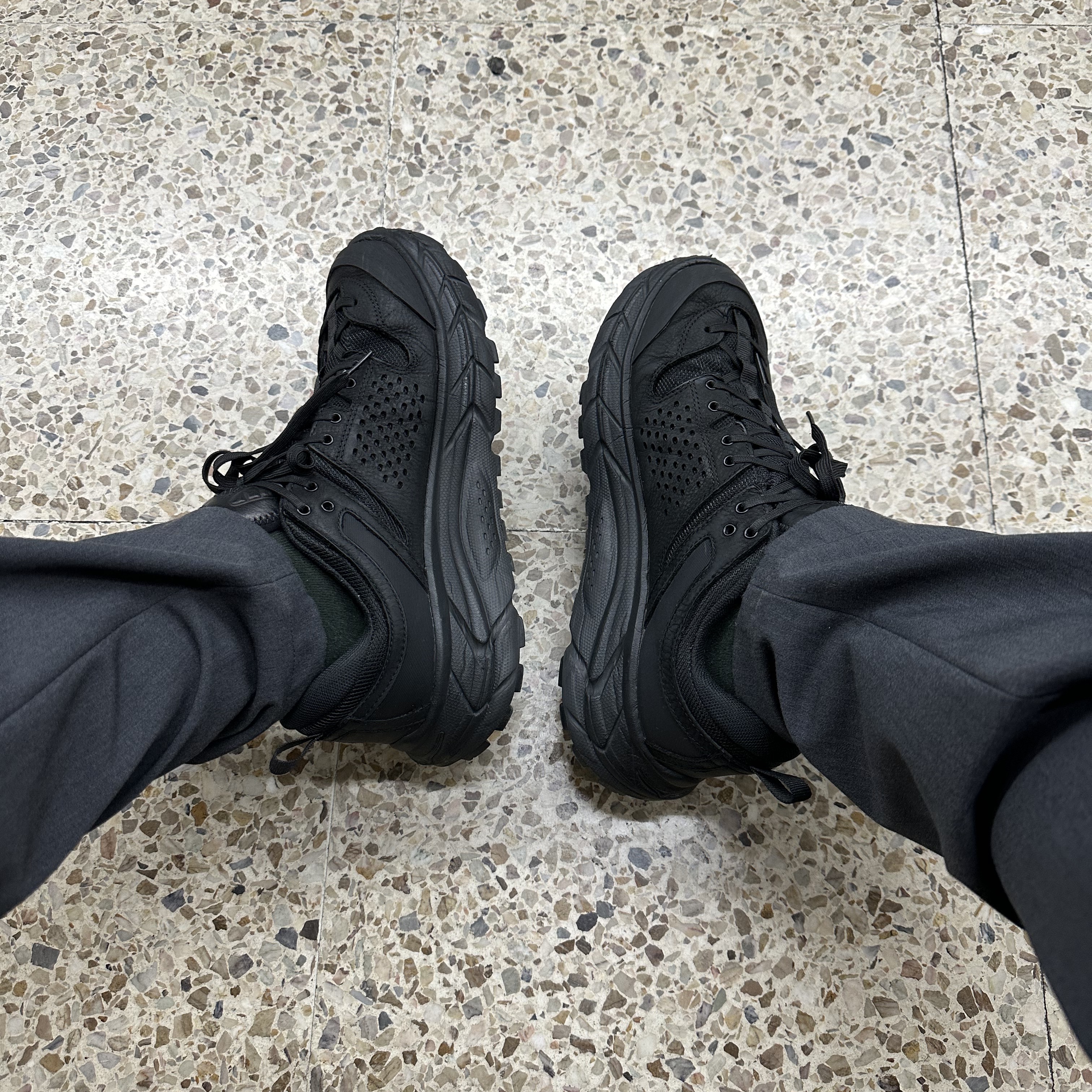Hoka Tor Ultra Low Black 착용 스타일 - 2