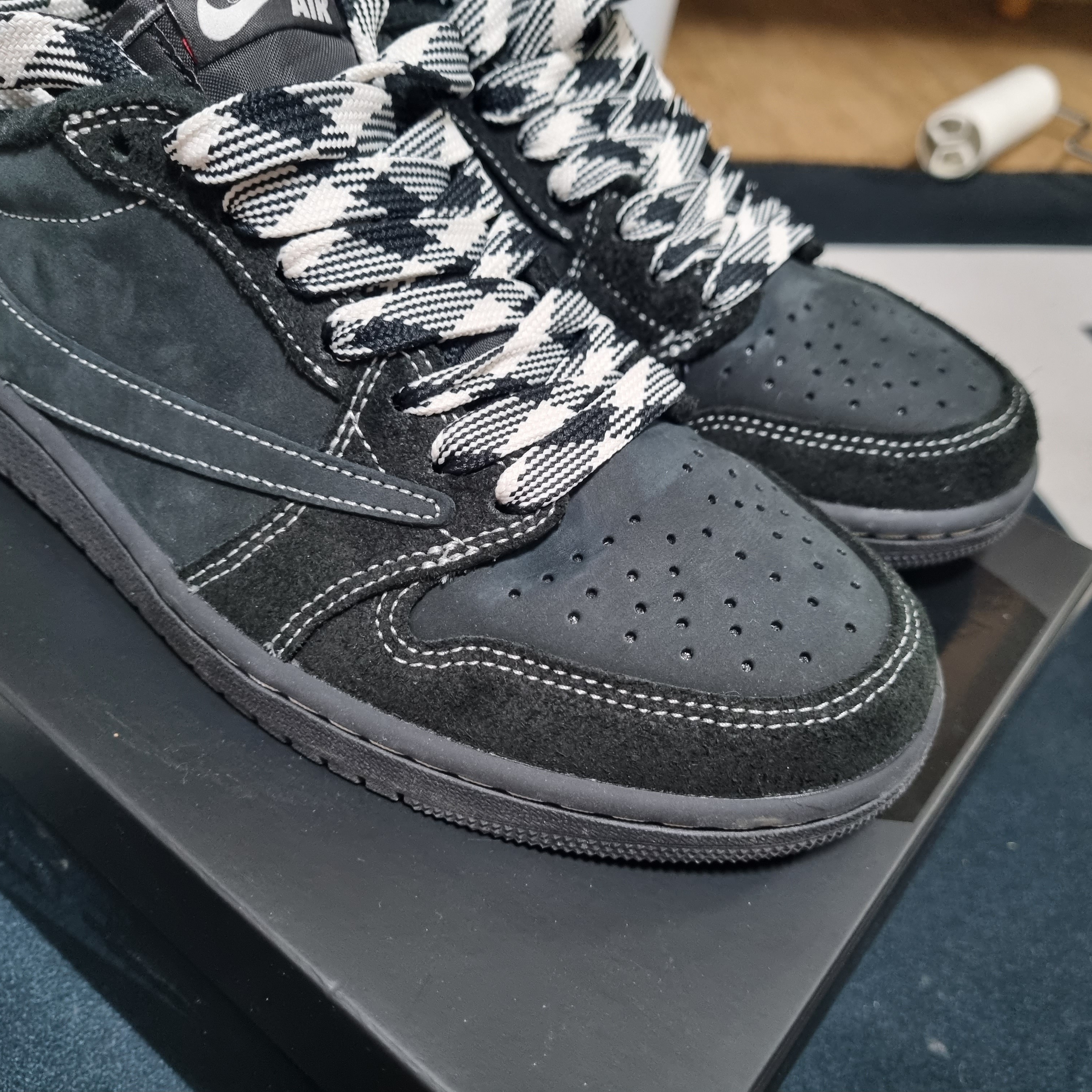 Jordan 1 x Travis Scott Retro Low OG SP Black Phantom 착용 스타일 - 2
