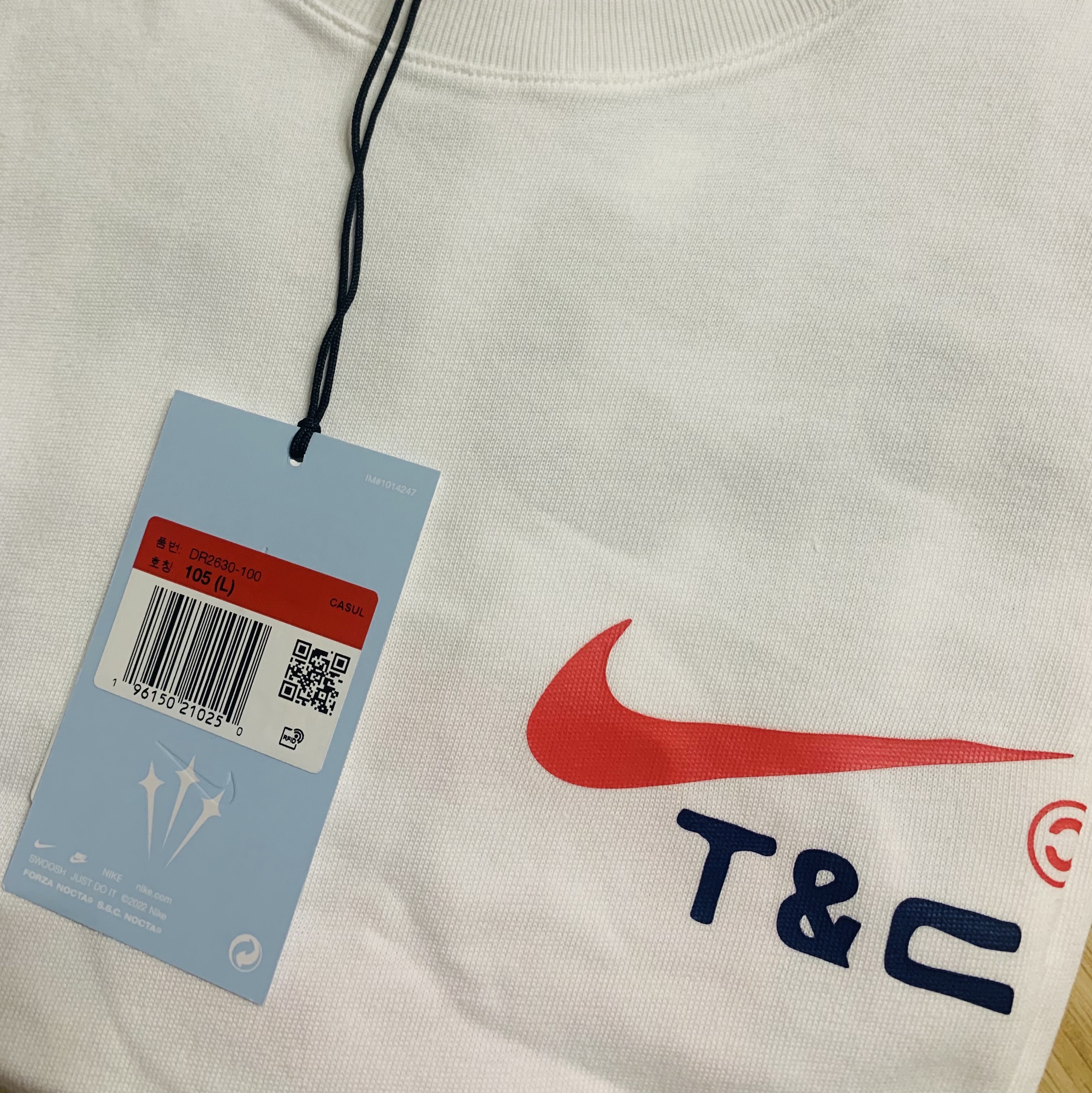 Nike x Drake Nocta x Cactus Plant Flea Market Souvenir Cactus T-Shirt White (DR2630-100) 착용 스타일 - 3