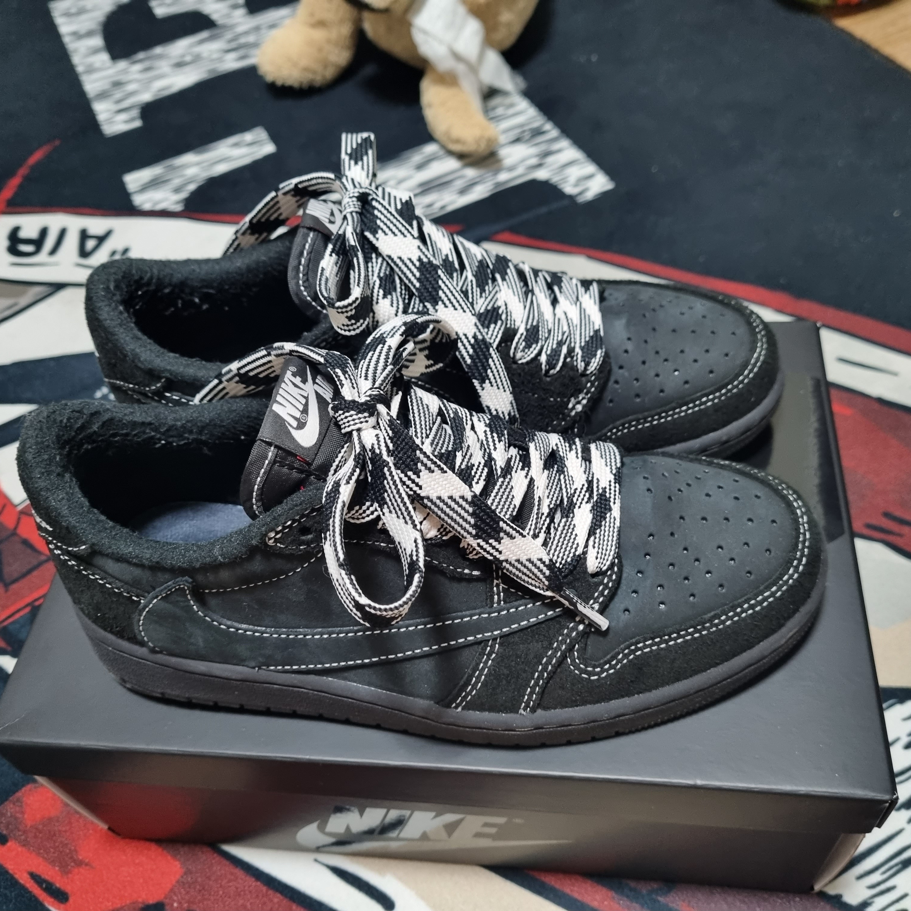 Jordan 1 x Travis Scott Retro Low OG SP Black Phantom 착용 스타일 - 1
