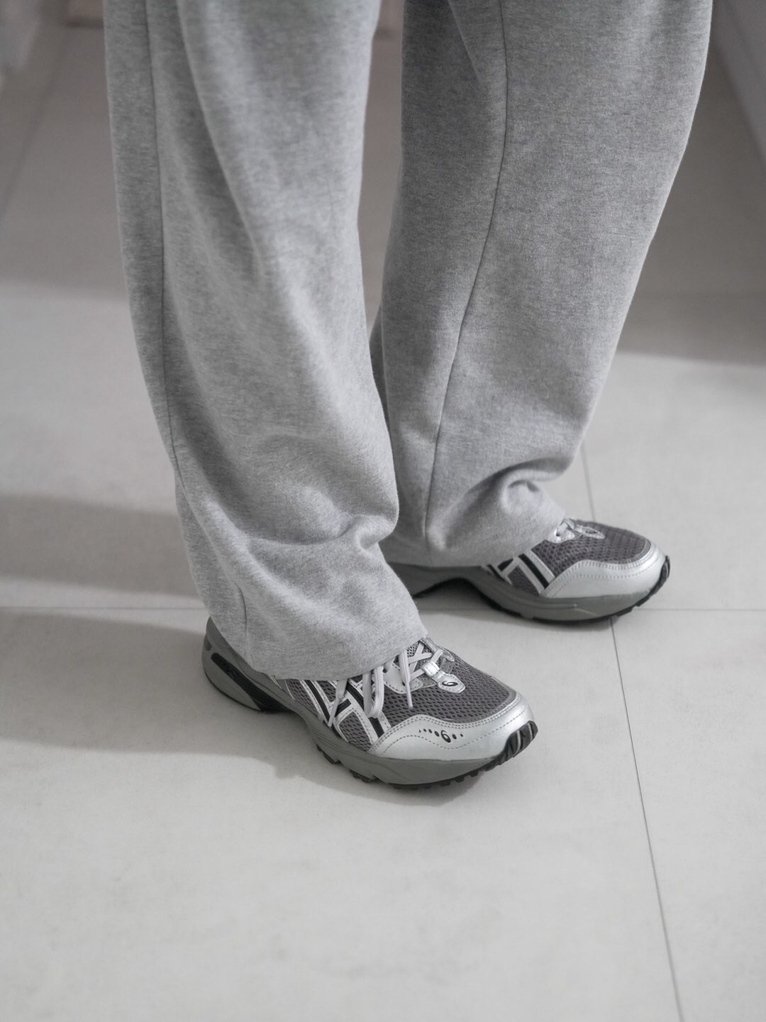 Asics x Freja Wewer Gel-1090 V2 Clay Grey Pure Silver 착용 스타일