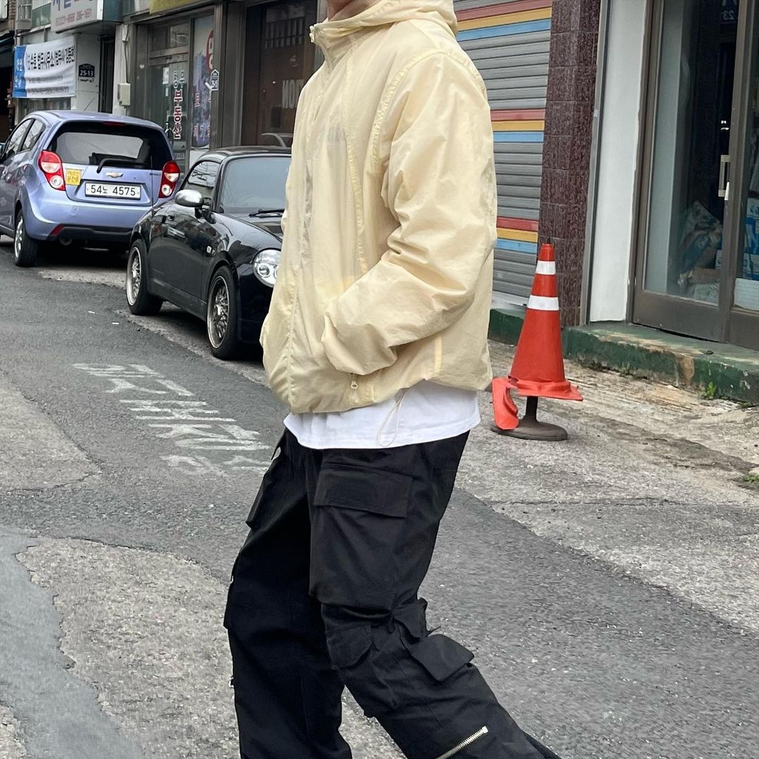Art Of Field Back Printed Packable Jacket Light Yellow 착용 스타일 - 3