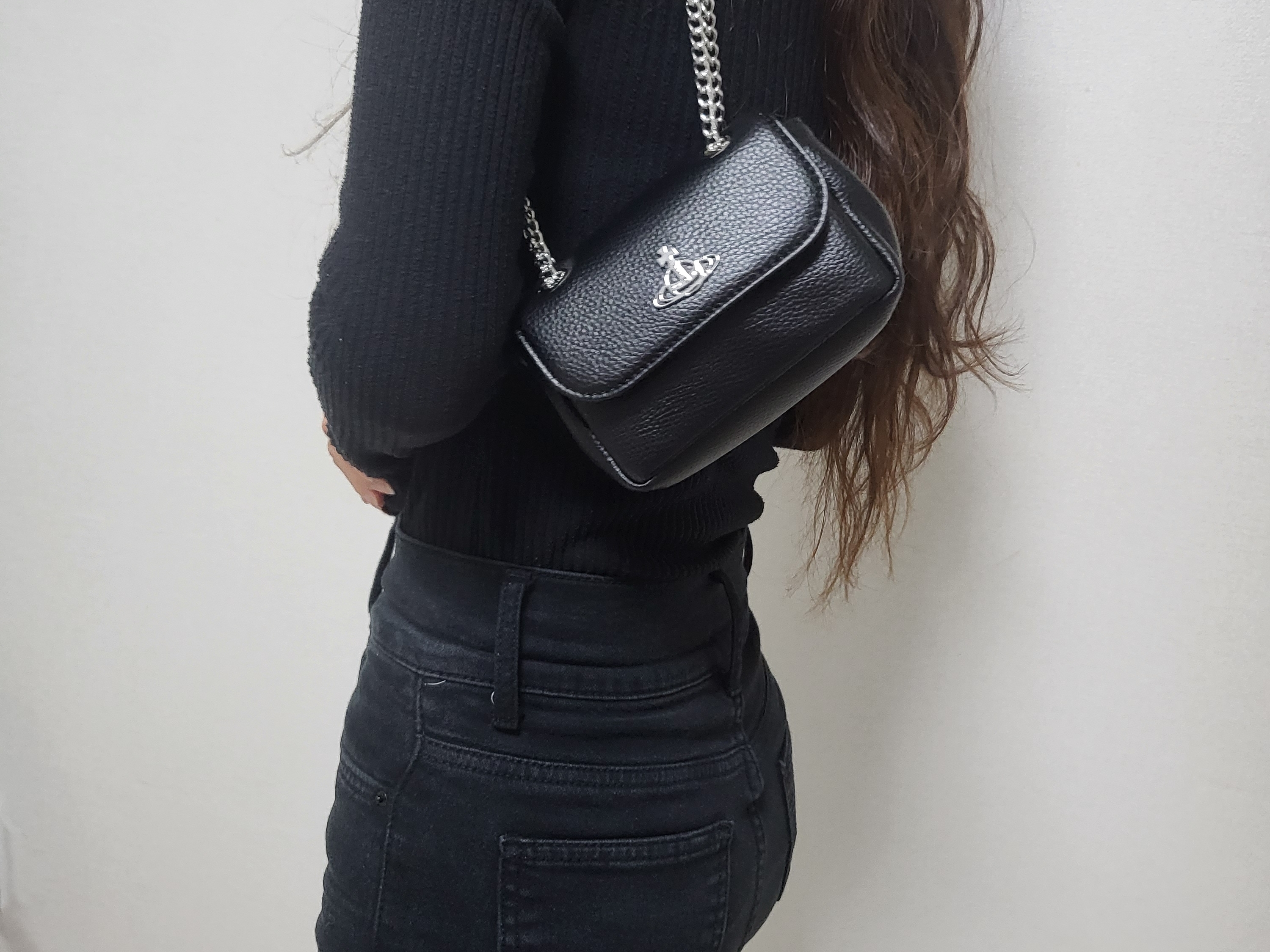 Vivienne Westwood Re-Vegan Grain Purse with Chain Black 착용 스타일
