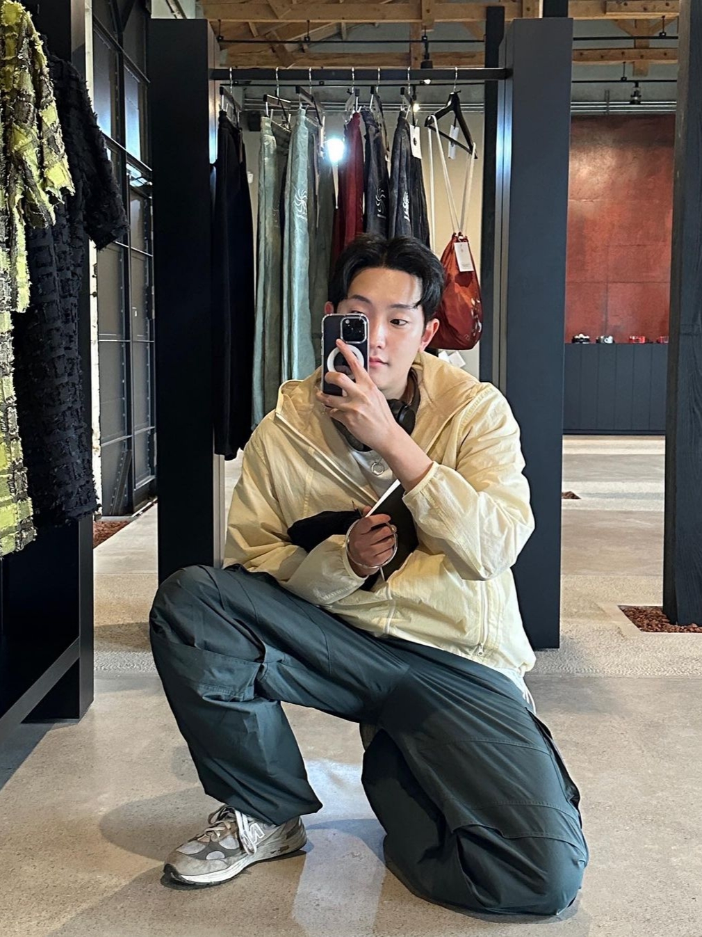 Art Of Field Back Printed Packable Jacket Light Yellow 착용 스타일 - 1