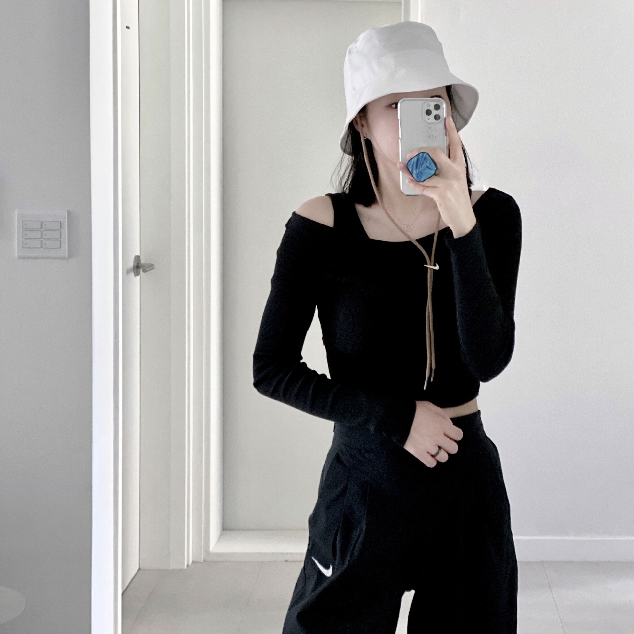 Nike x Jacquemus Bucket Hat White 착용 스타일 - 1