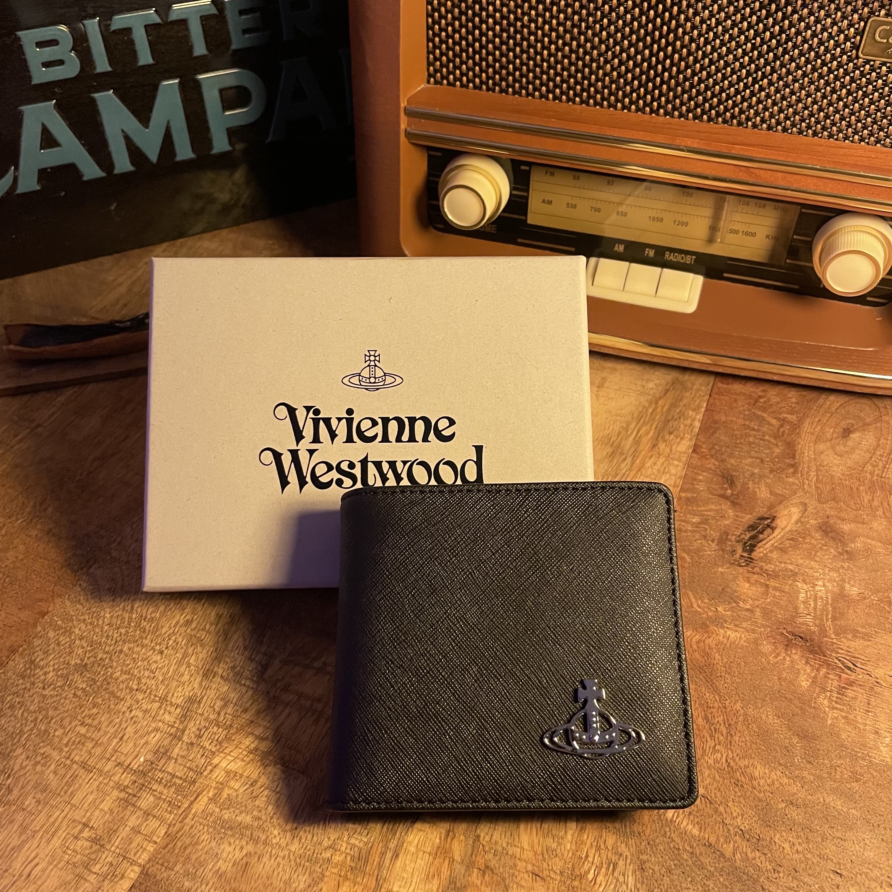 Vivienne Westwood Derby Bill Fold Wallet with Coin Pocket Black 착용 스타일