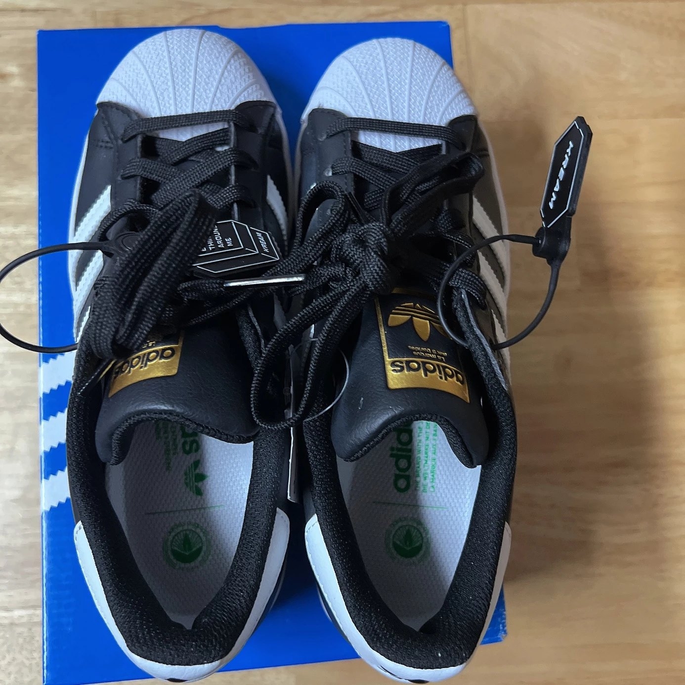 Adidas Superstar Vegan Core Black Cloud White 착용 스타일 - 1