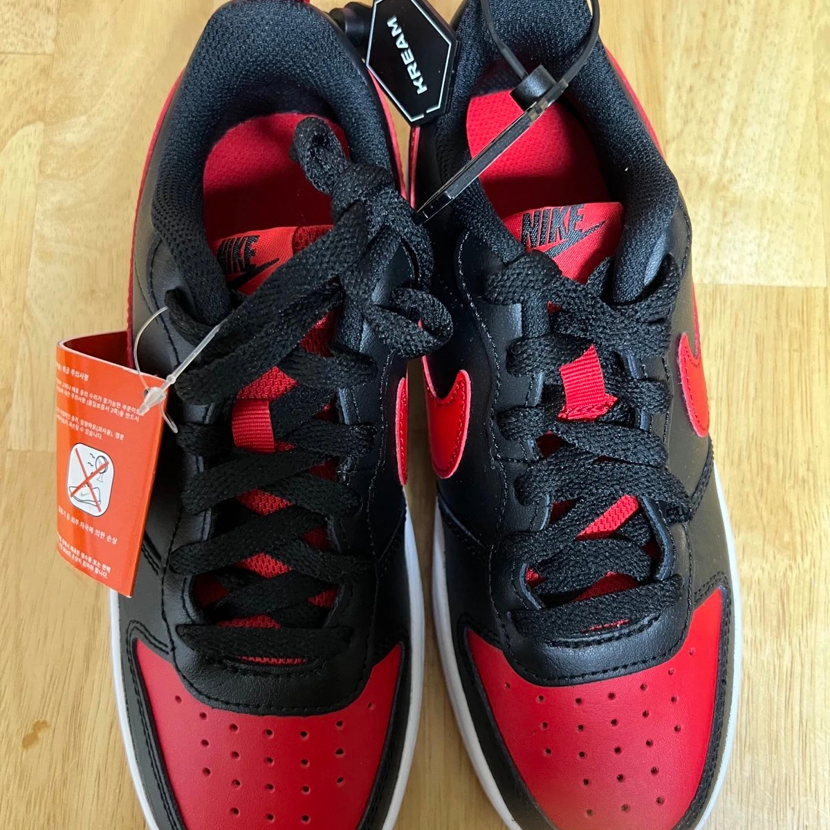 (GS) Nike Court Borough Low 2 Black University Red  착용 스타일 - 2